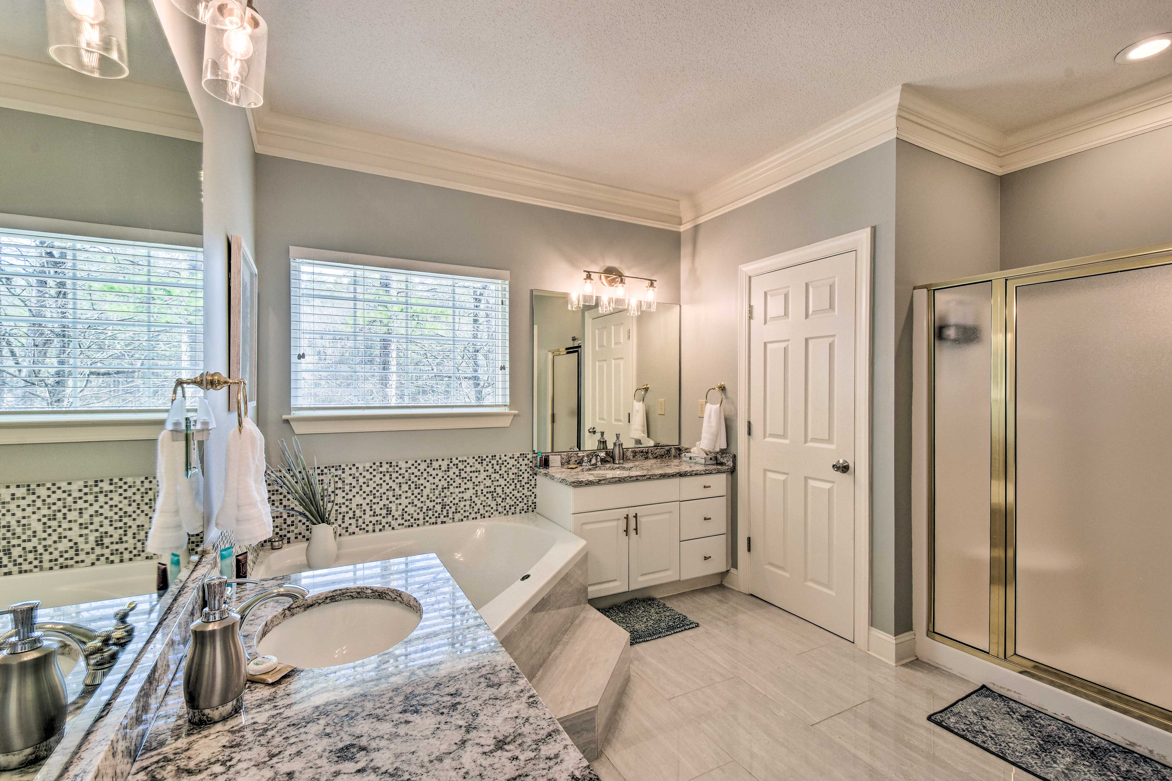 En-Suite Bathroom | Main Level | Jetted Tub | Towels Provided