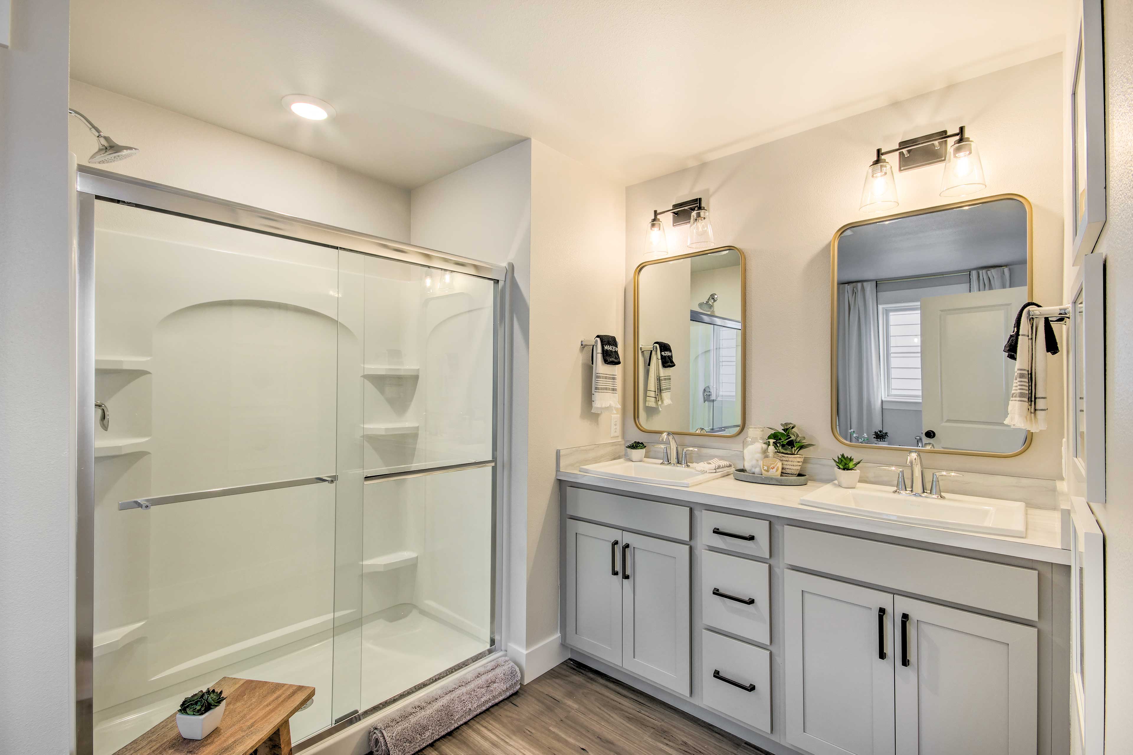 Full Bathroom | 2nd Floor | Walk-In Shower | Soaking Tub | Towels Provided