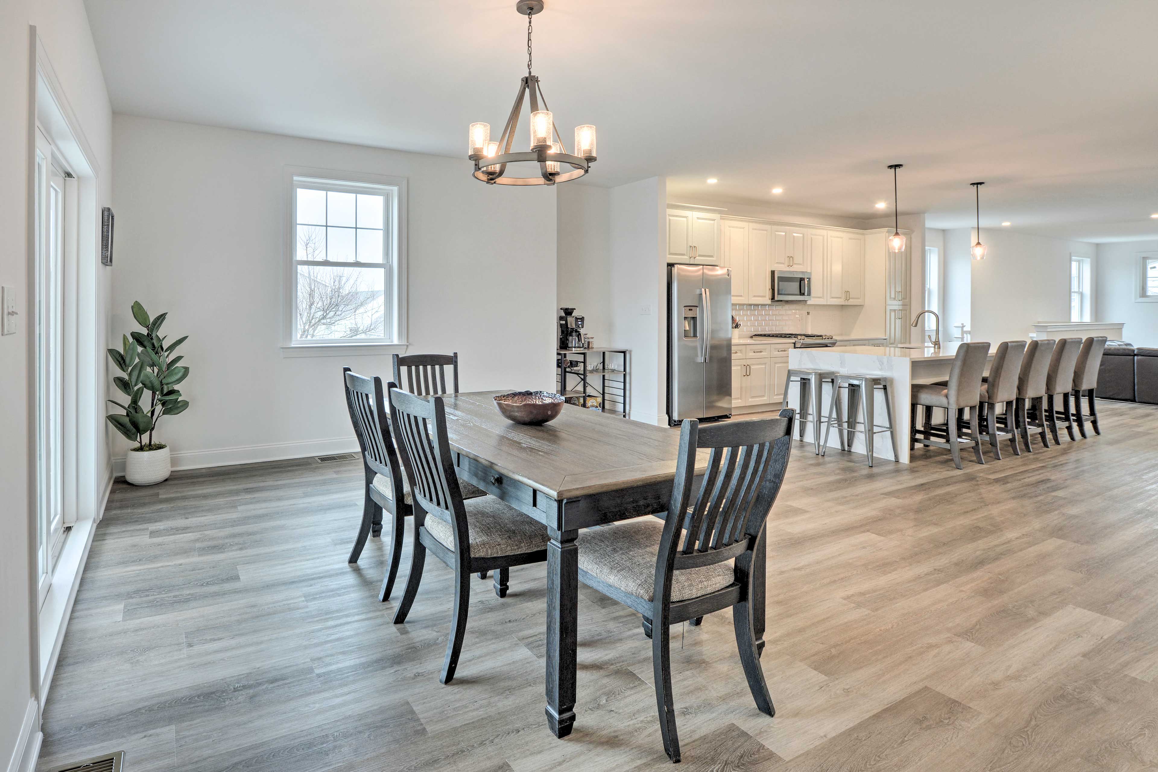 Dining Area | Dishware/Flatware Provided