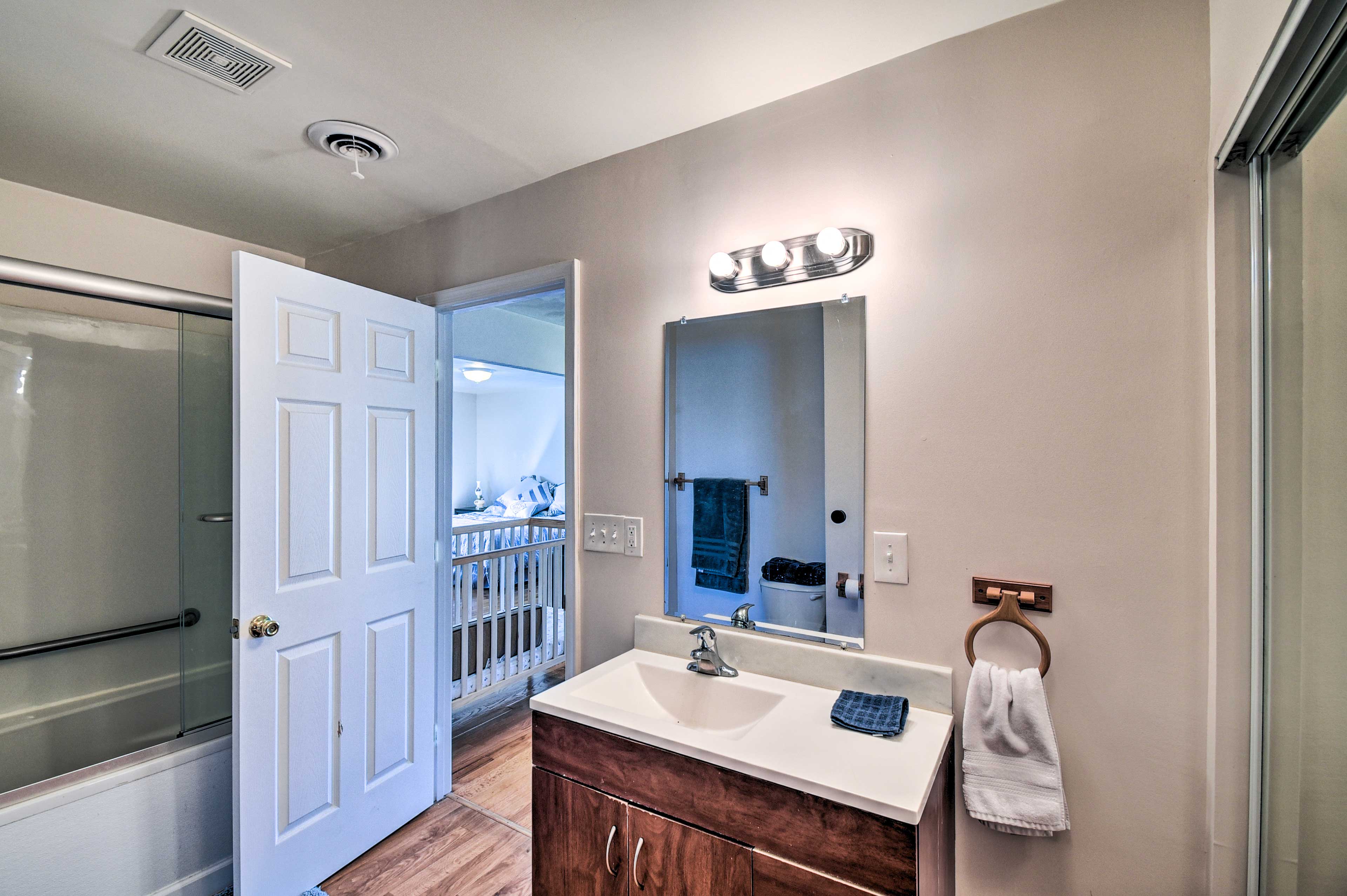 En-Suite Bathroom | Towels Provided