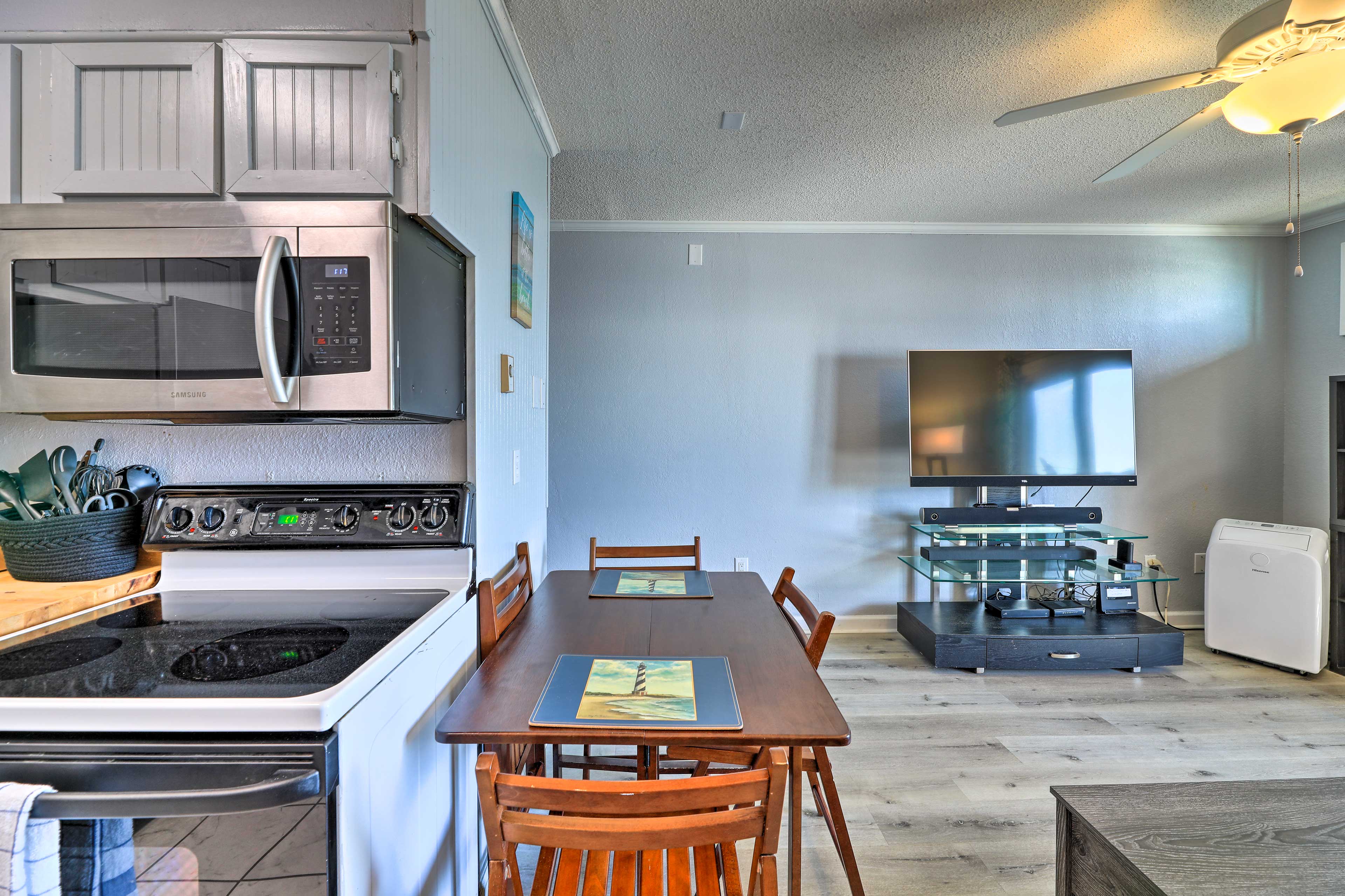 Dining Area | Dishware/Flatware Provided