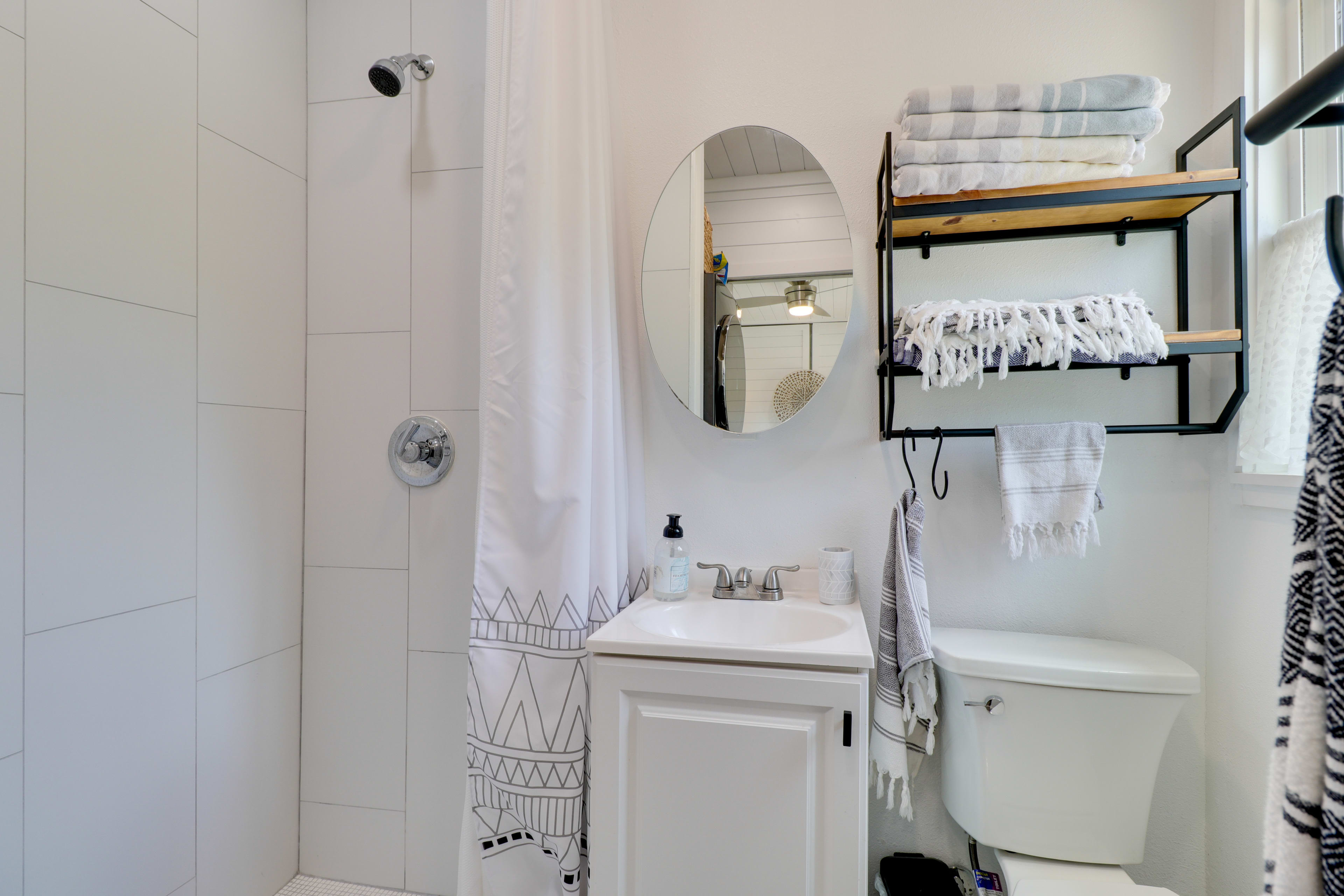 Full Bathroom | Complimentary Toiletries