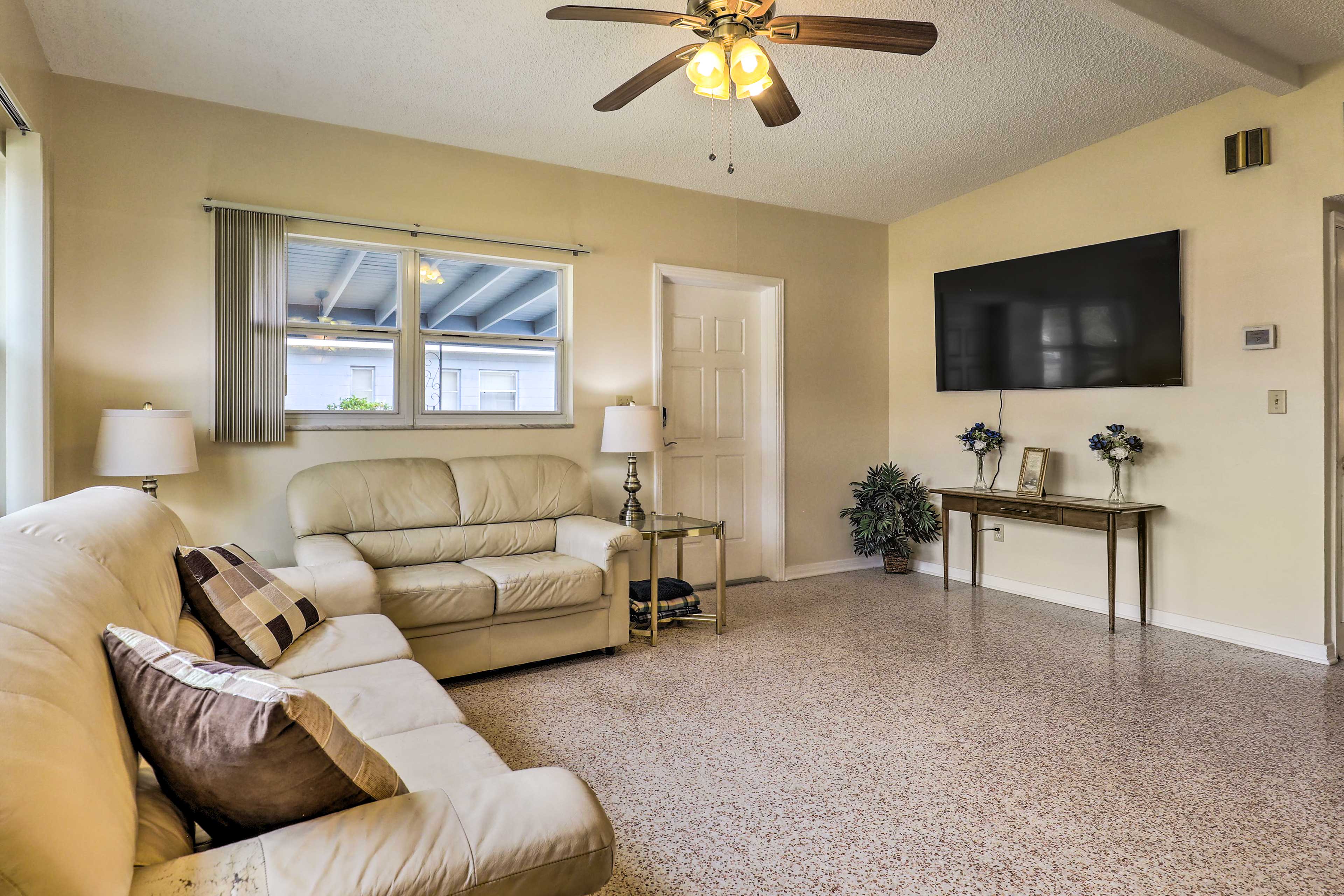 Living Room | Smart TV | WiFi | Board Games | Central A/C