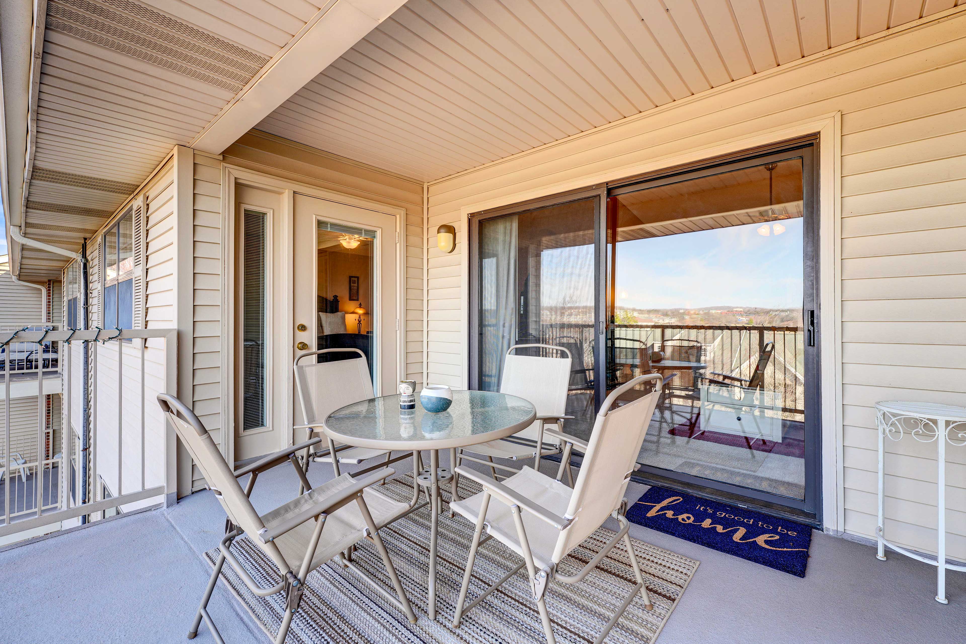 Private Balcony | Dining Table