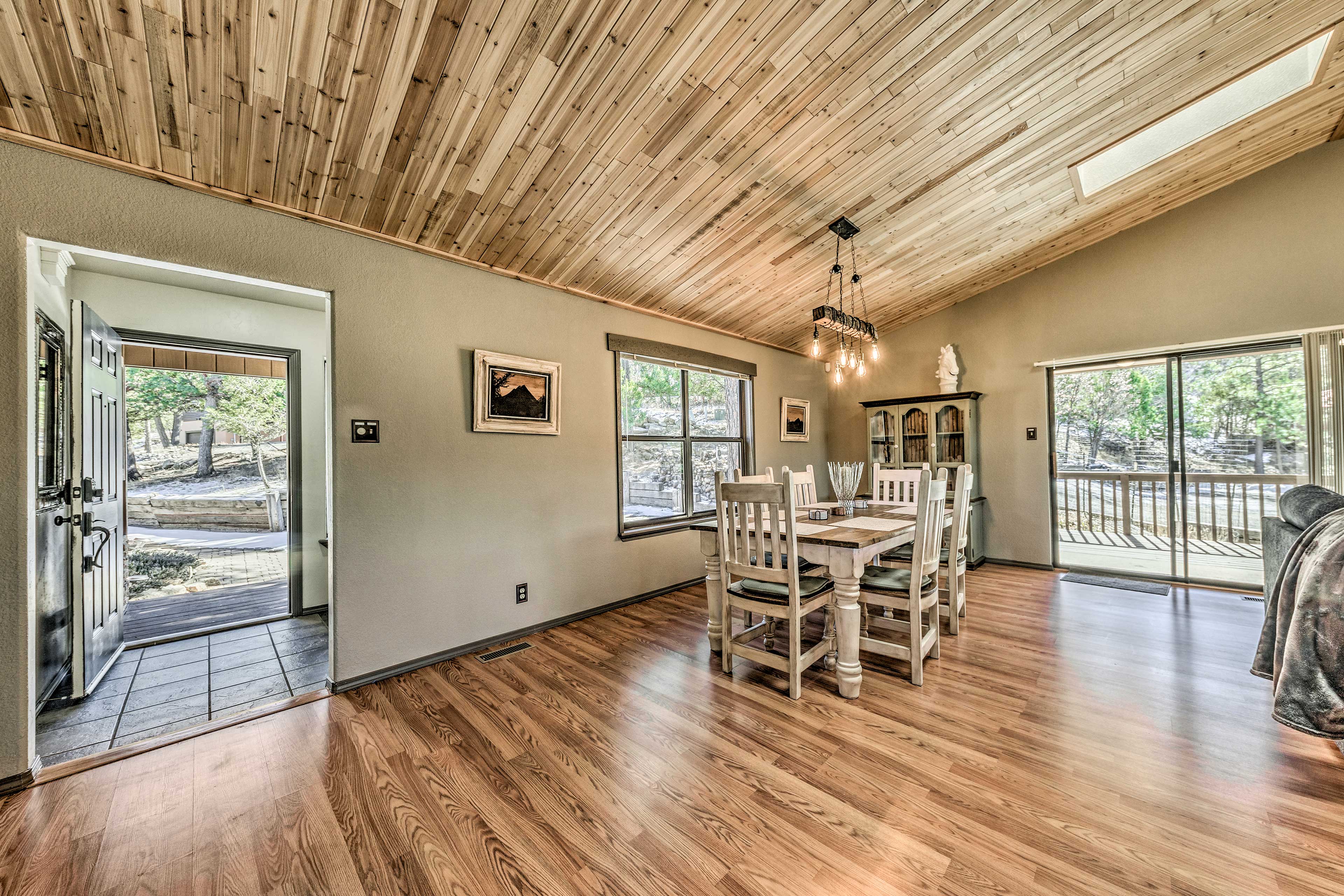 Dining Area | Dishware & Flatware Provided