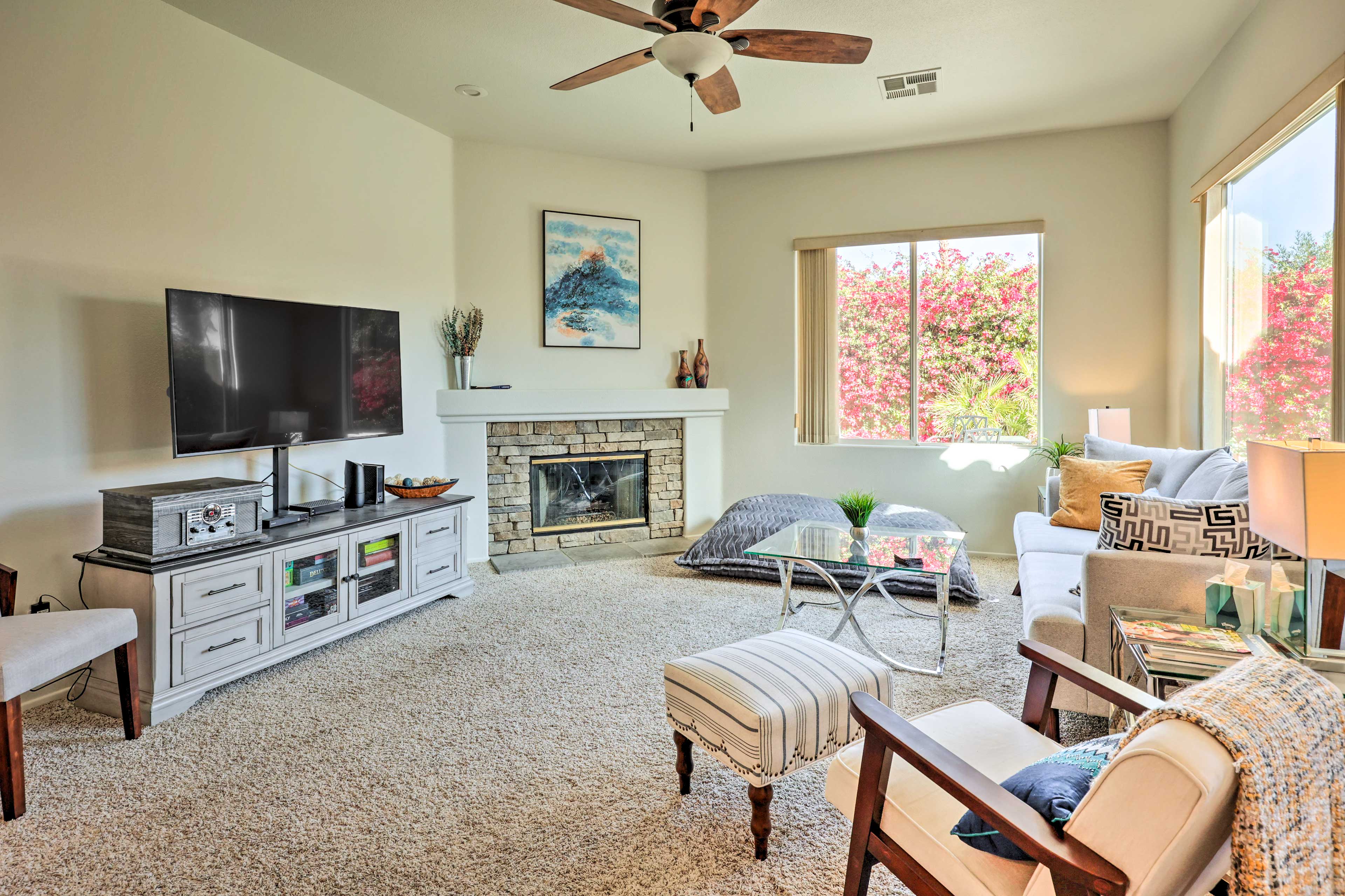 Living Room | Smart TV | WiFi | Fireplace | Board Games | Central A/C