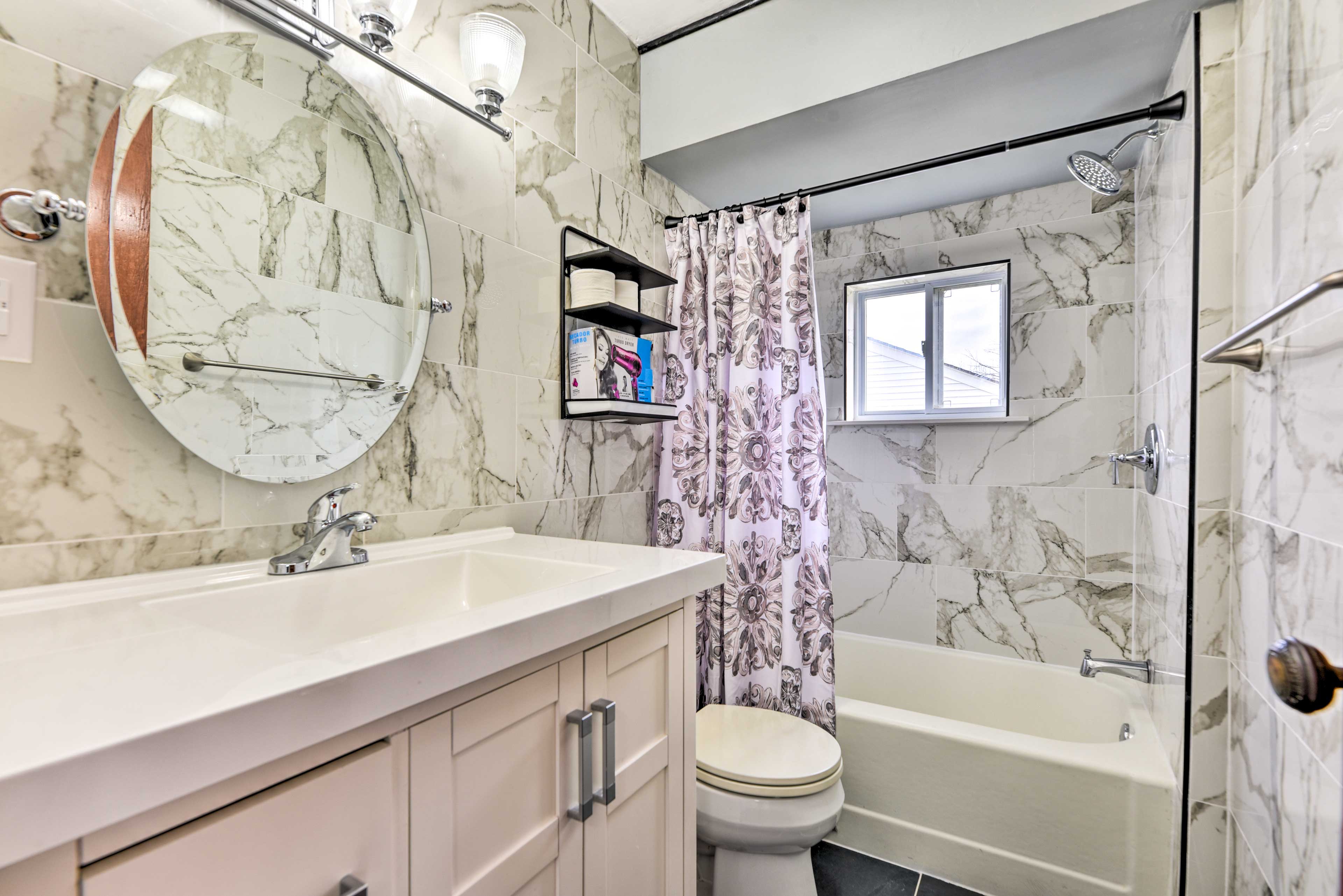 Full Bathroom | Shower/Tub Combo | Towels Provided