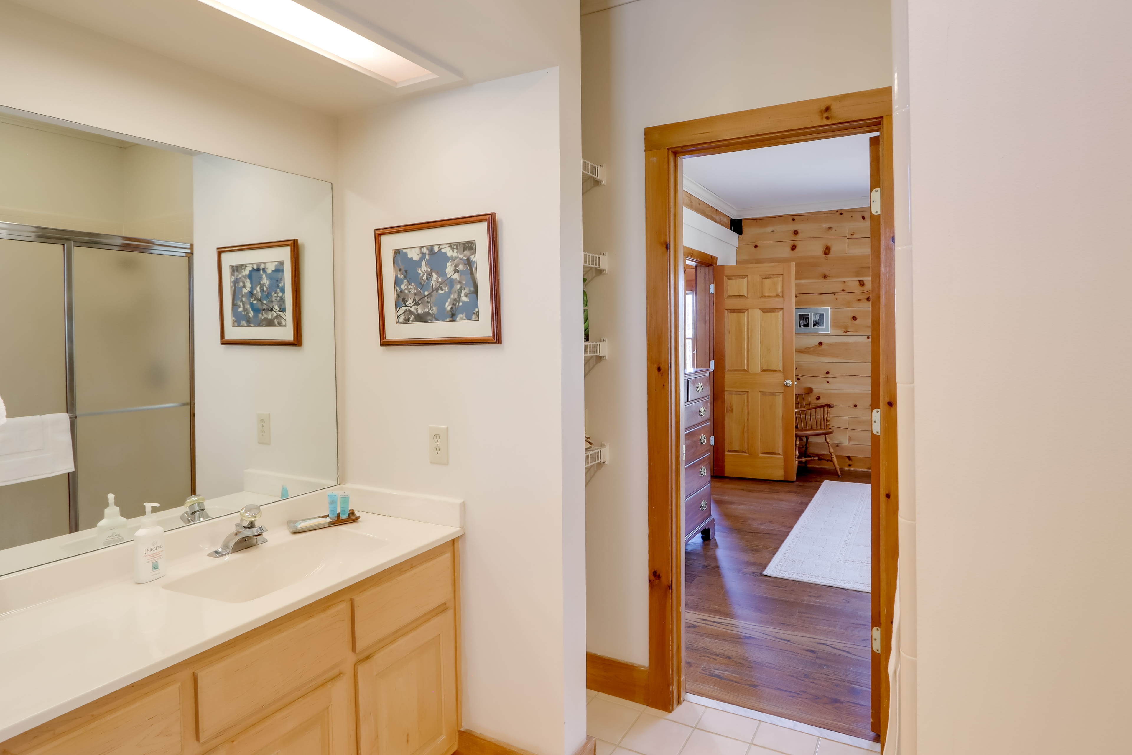 Full Bathroom | Complimentary Toiletries | 1st Floor