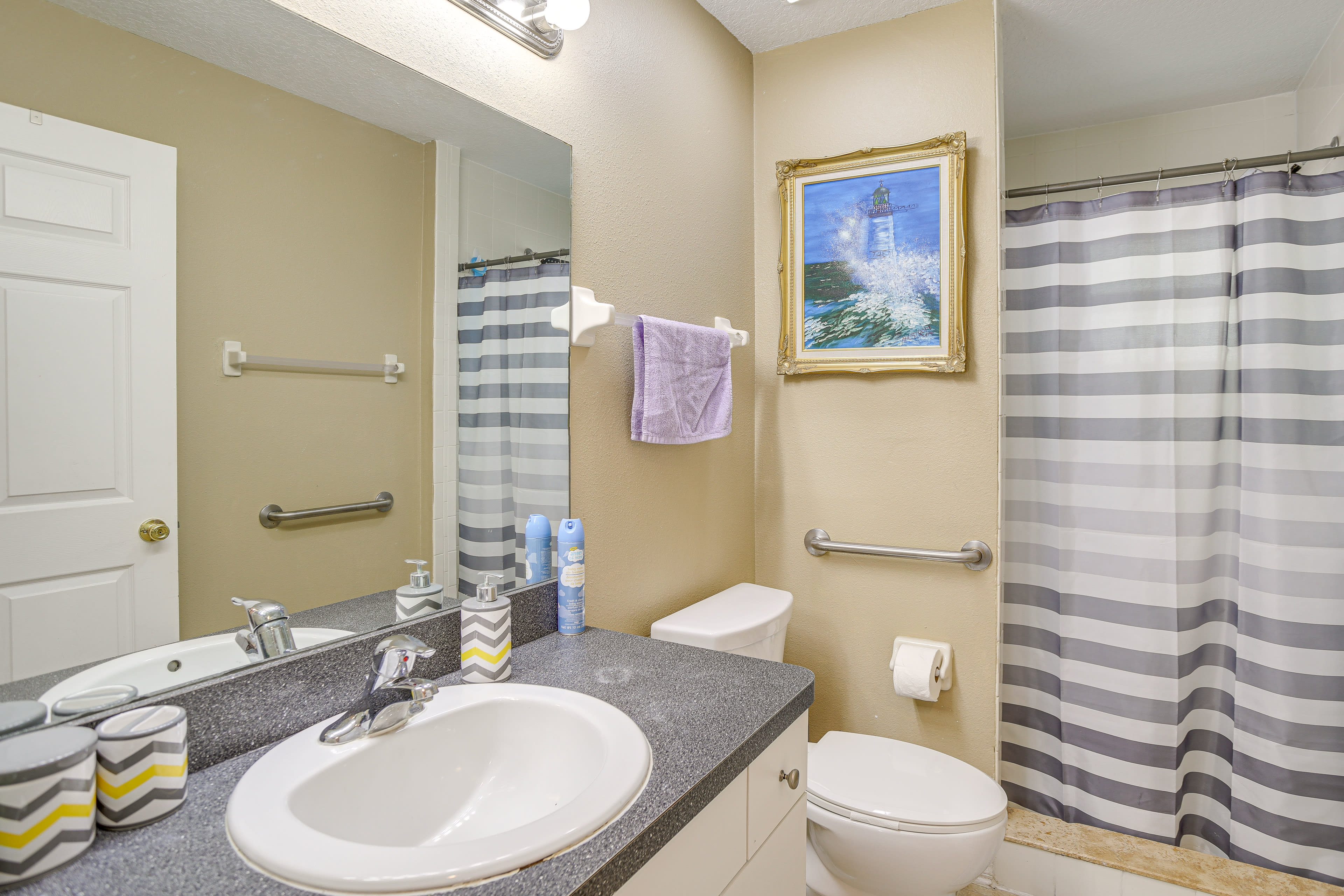 Full Bathroom | Towels Provided | Complimentary Toiletries