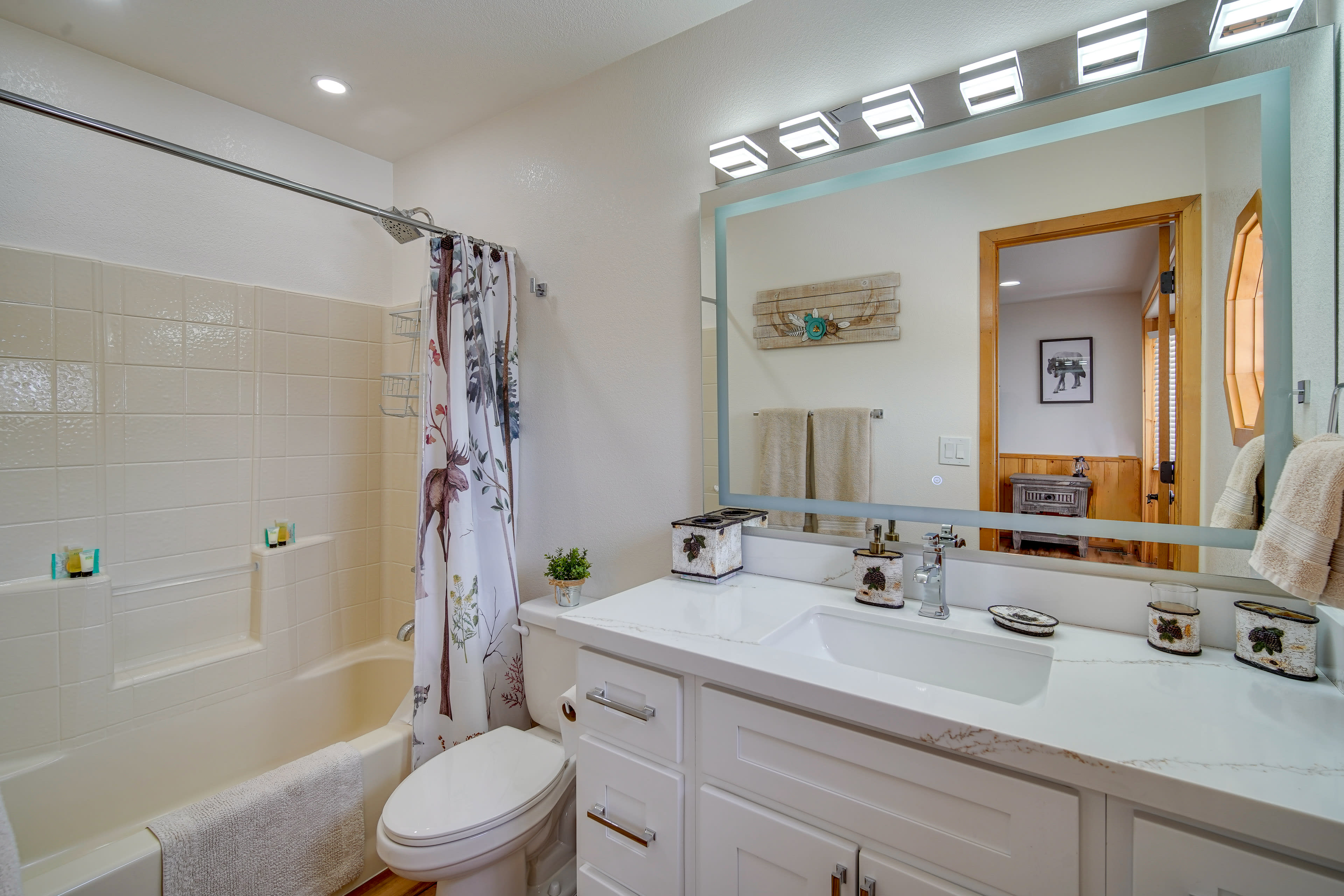 Full Bathroom | Towels Provided | Complimentary Toiletries