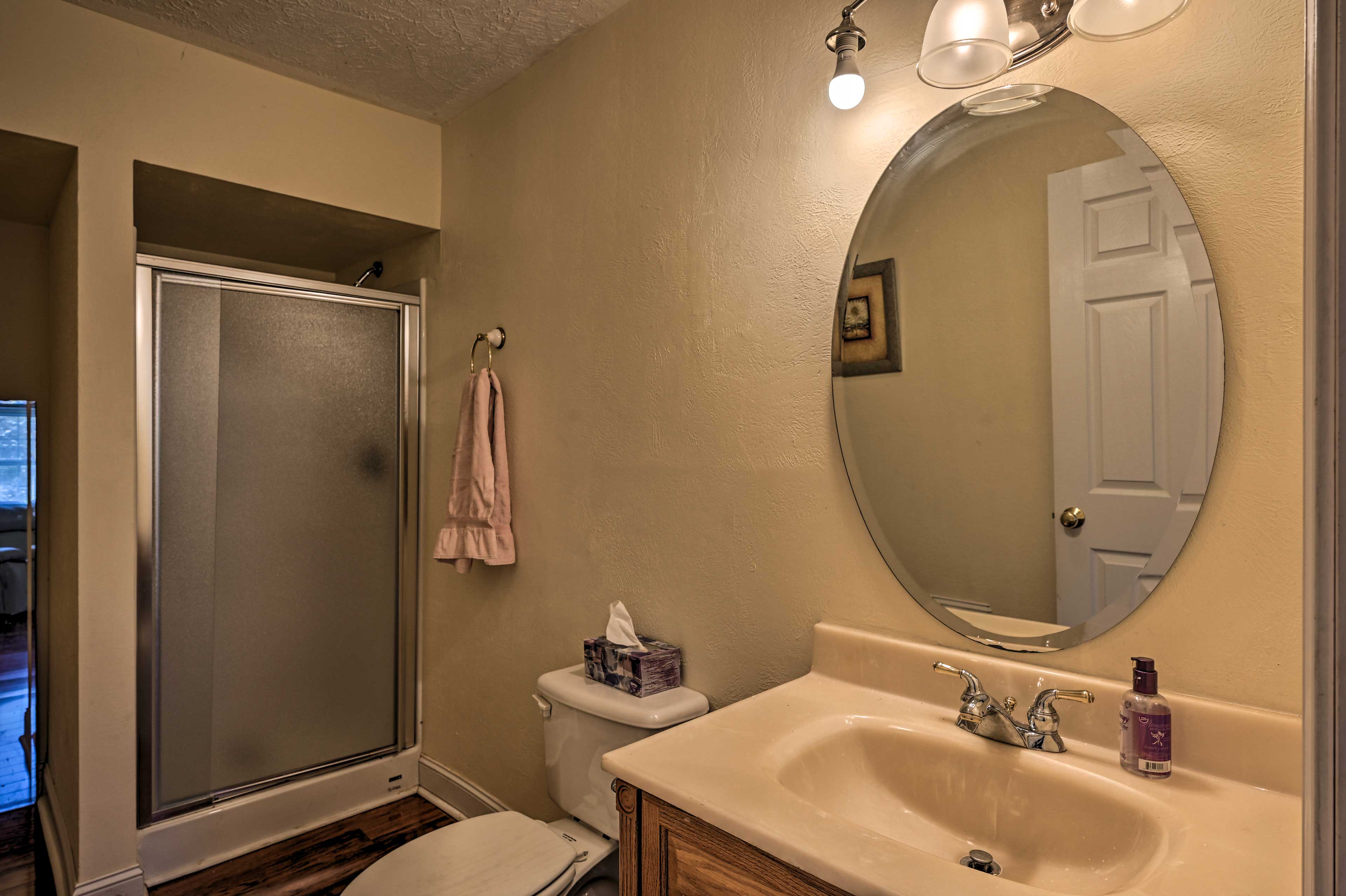 Full Bathroom | 1st Floor | Complimentary Toiletries