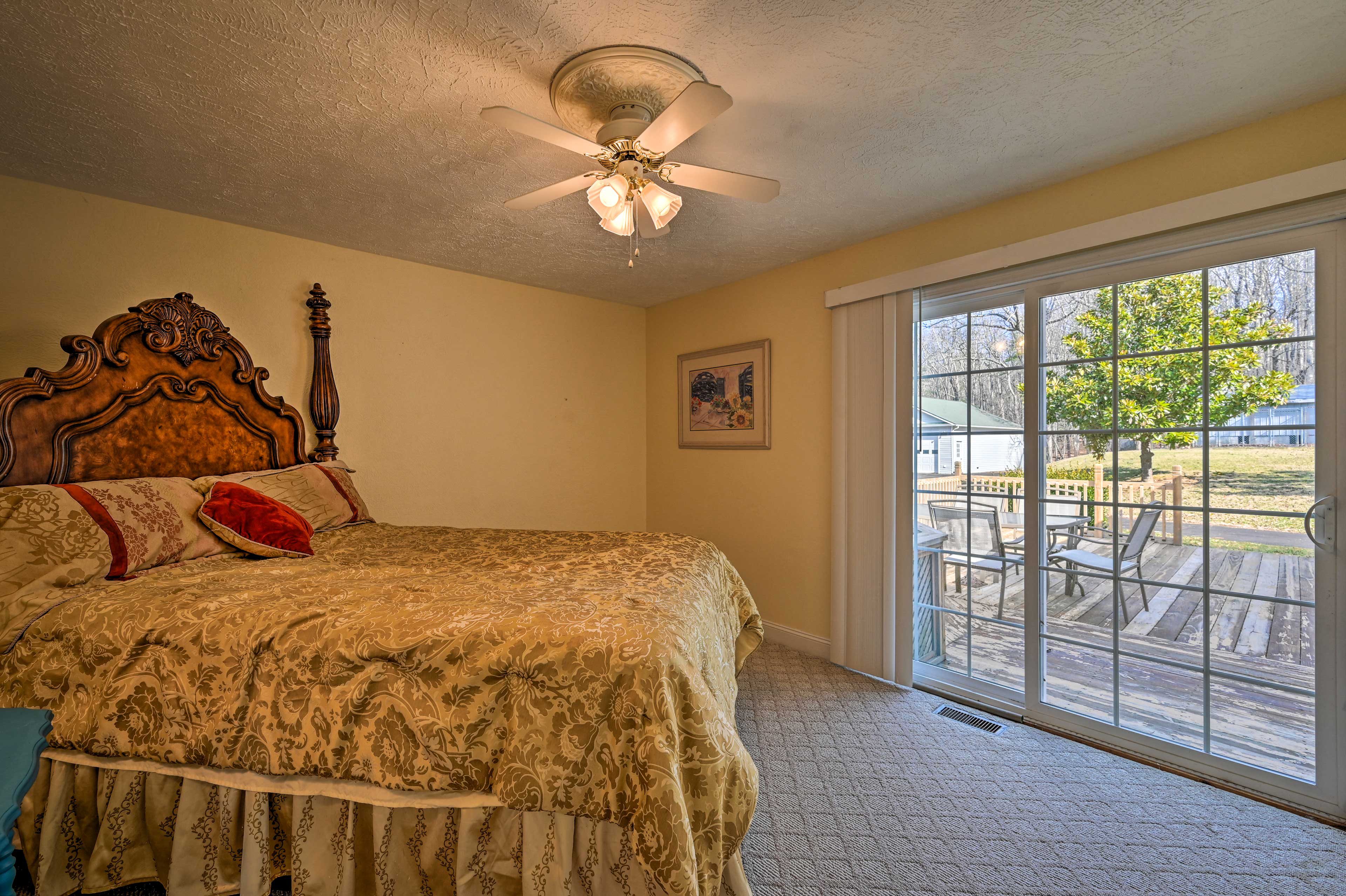 Bedroom 2 | Queen Bed | 1st Floor | Hangers