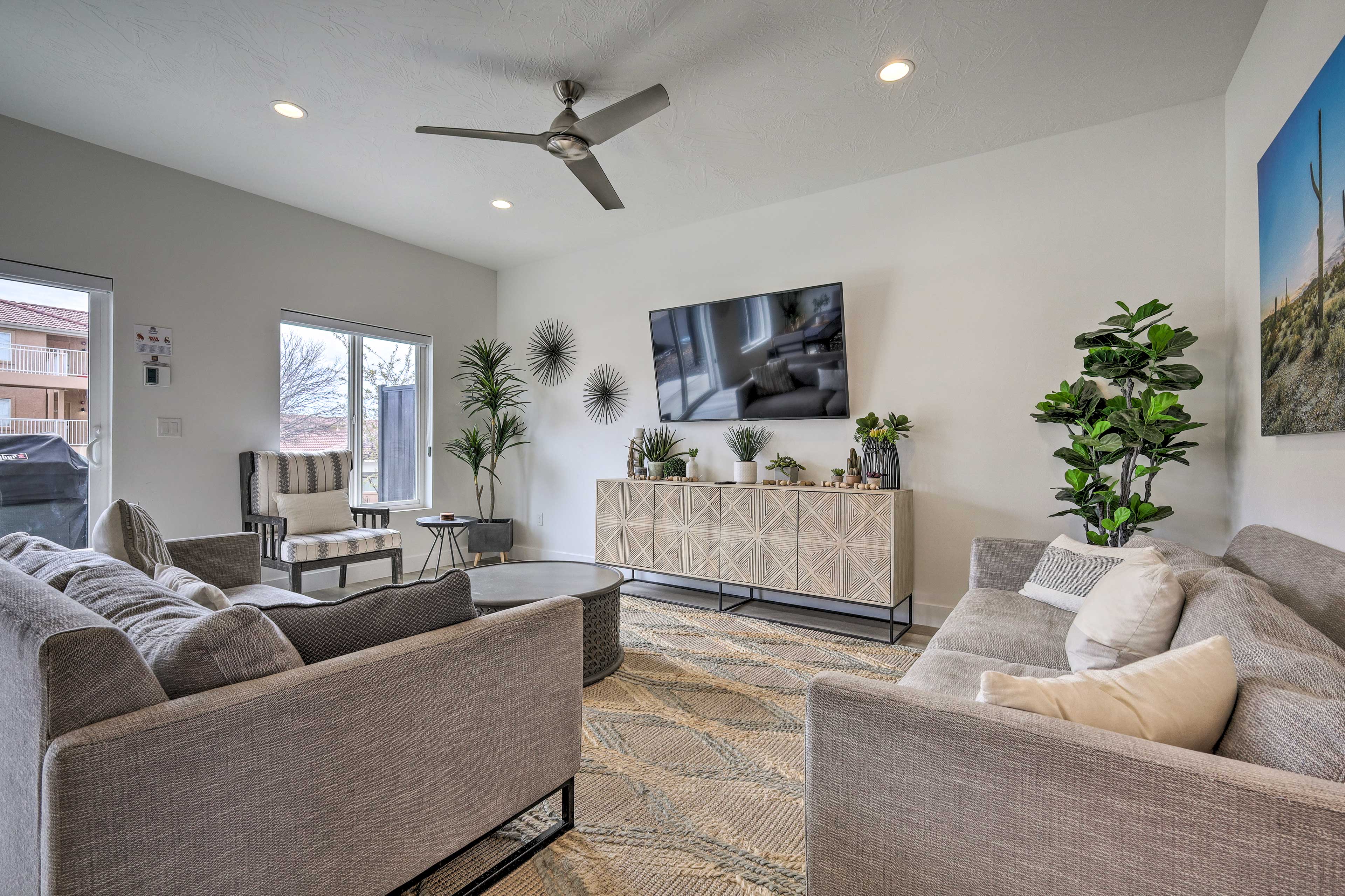 Living Room | Smart TV | Central Air Conditioning