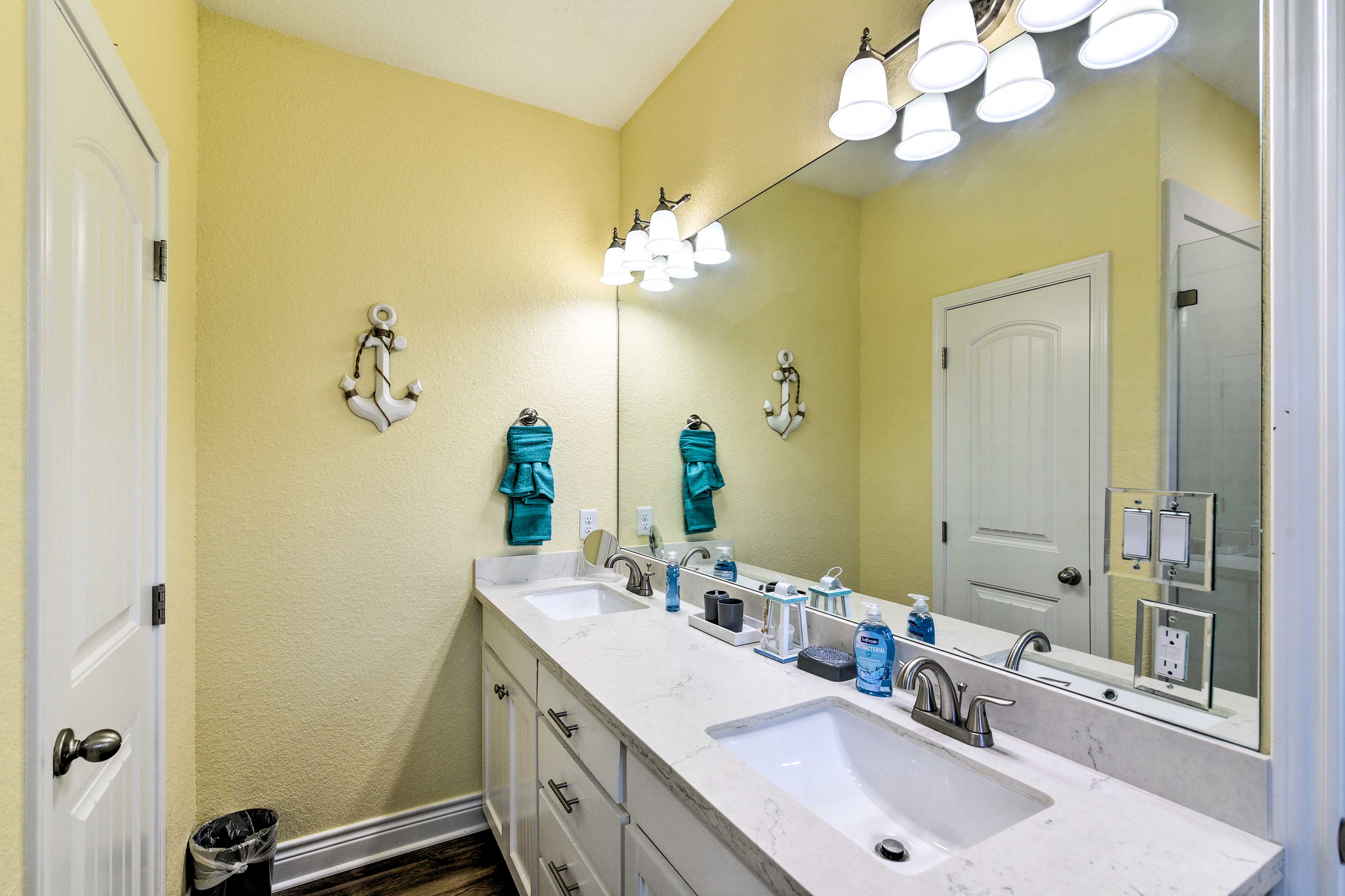 Full Bathroom | Complimentary Toiletries