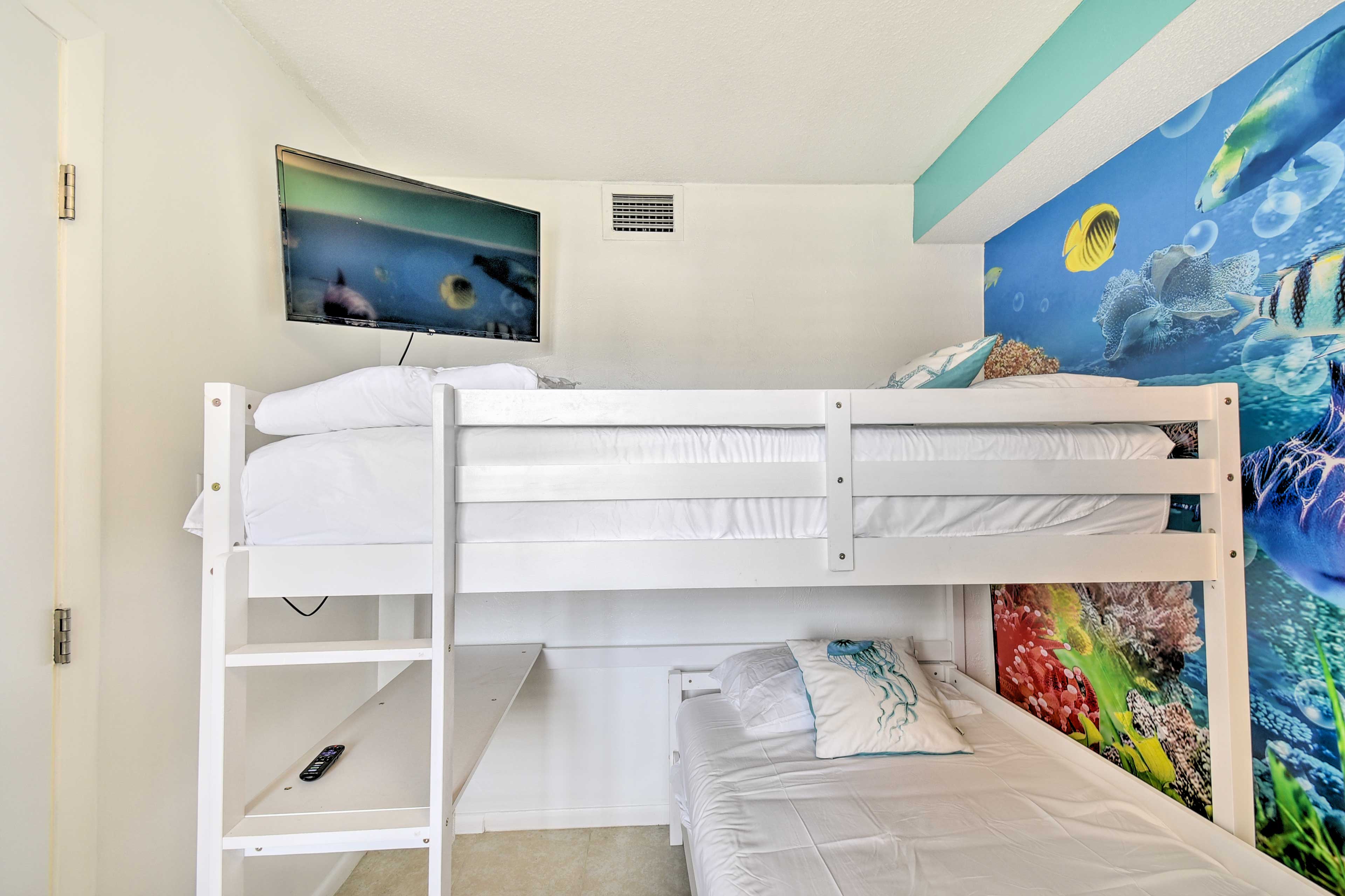 Bedroom 3 | Twin Bed | Twin Loft Bed | Smart TV