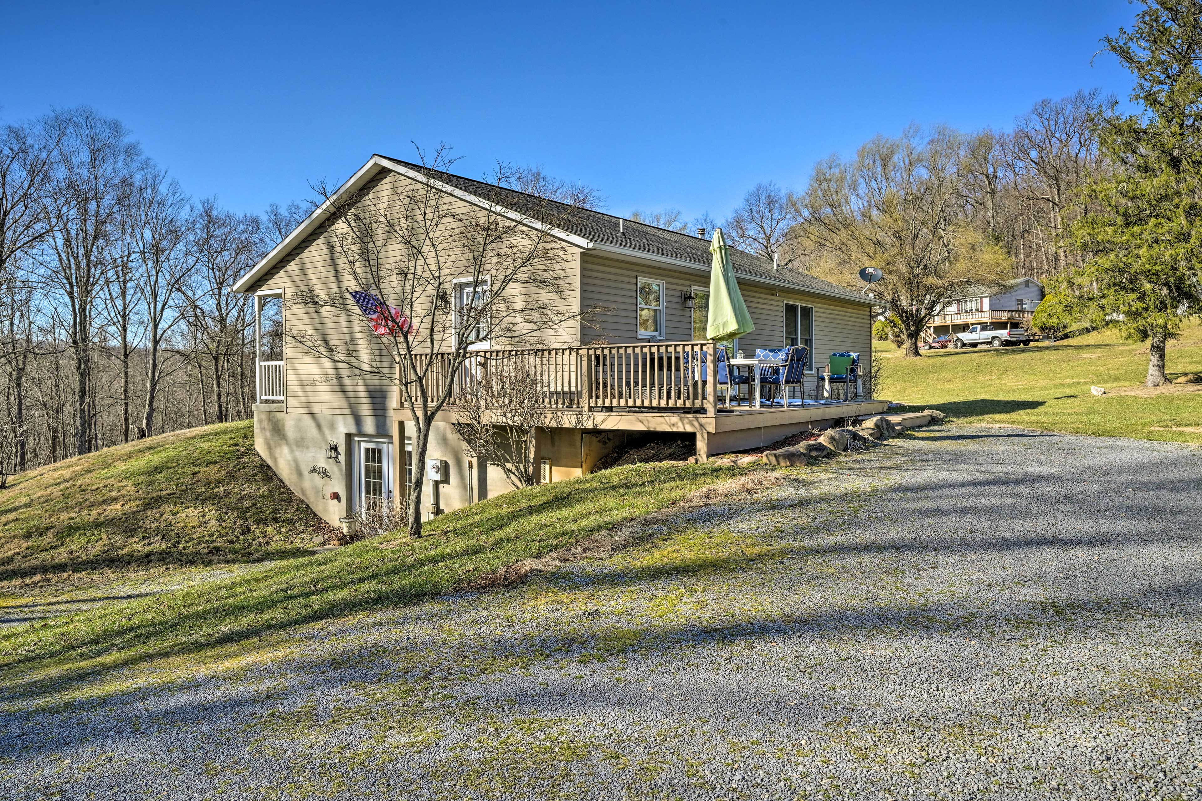 Parking | Driveway (5 Vehicles) | RV/Trailer Parking