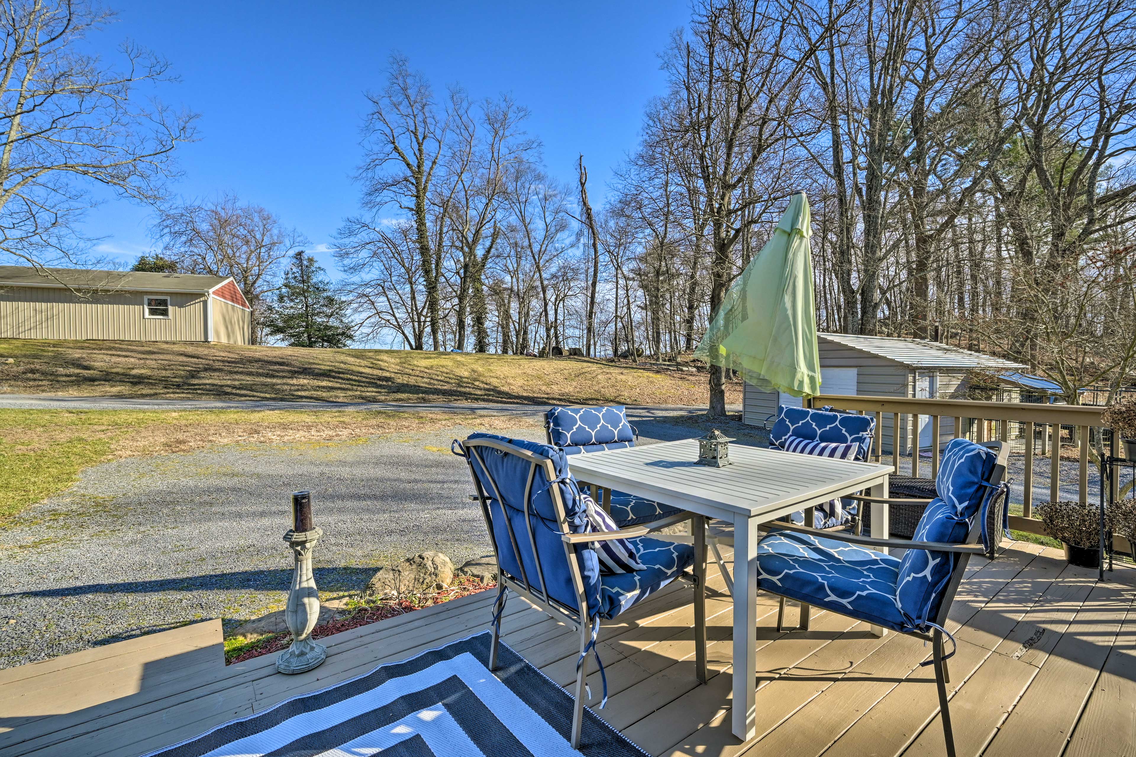 Deck | Mountain View | Fire Pit (Wood Provided)