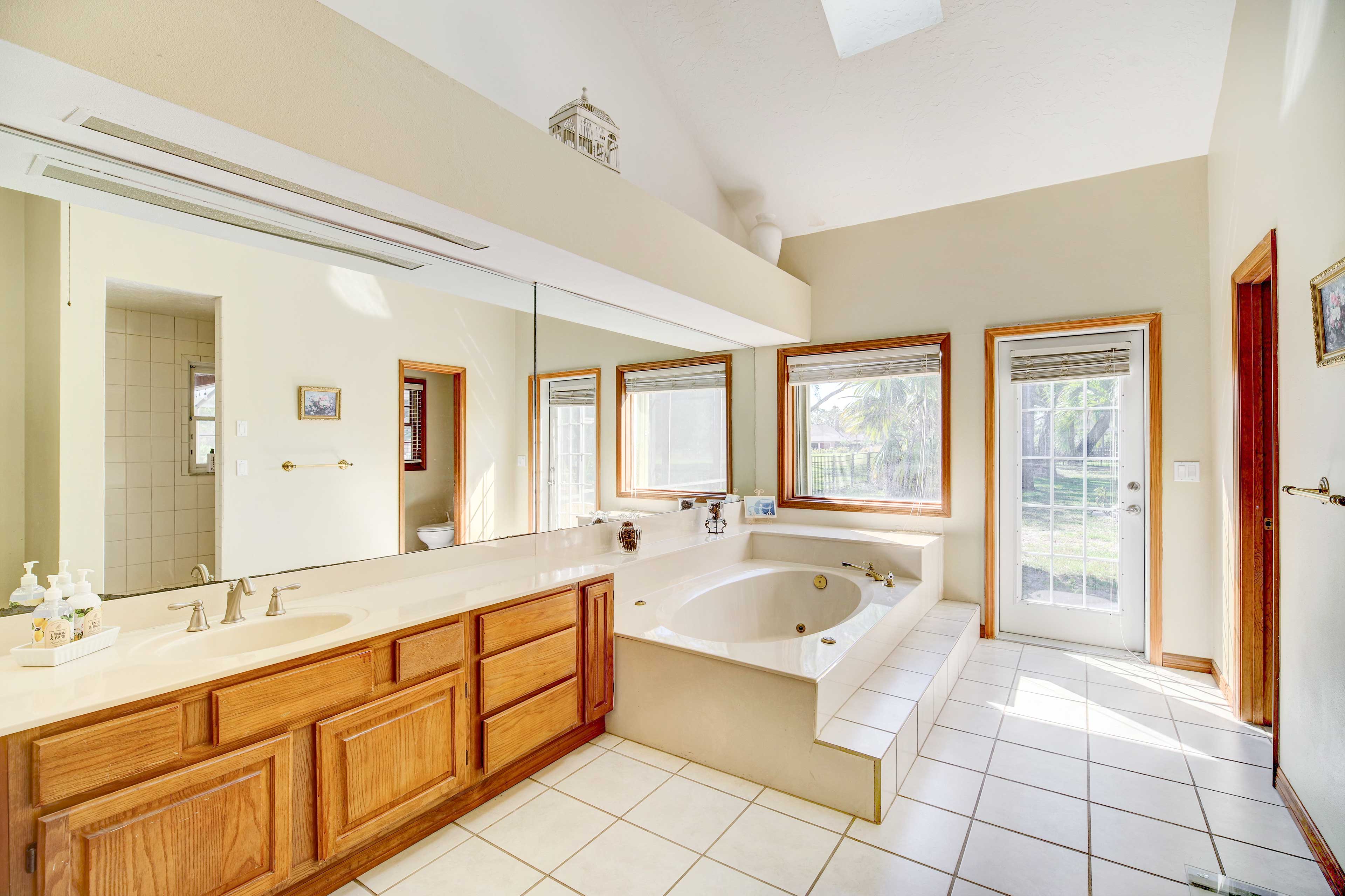 Full Bathroom | Linens & Towels | Corner Bathtub