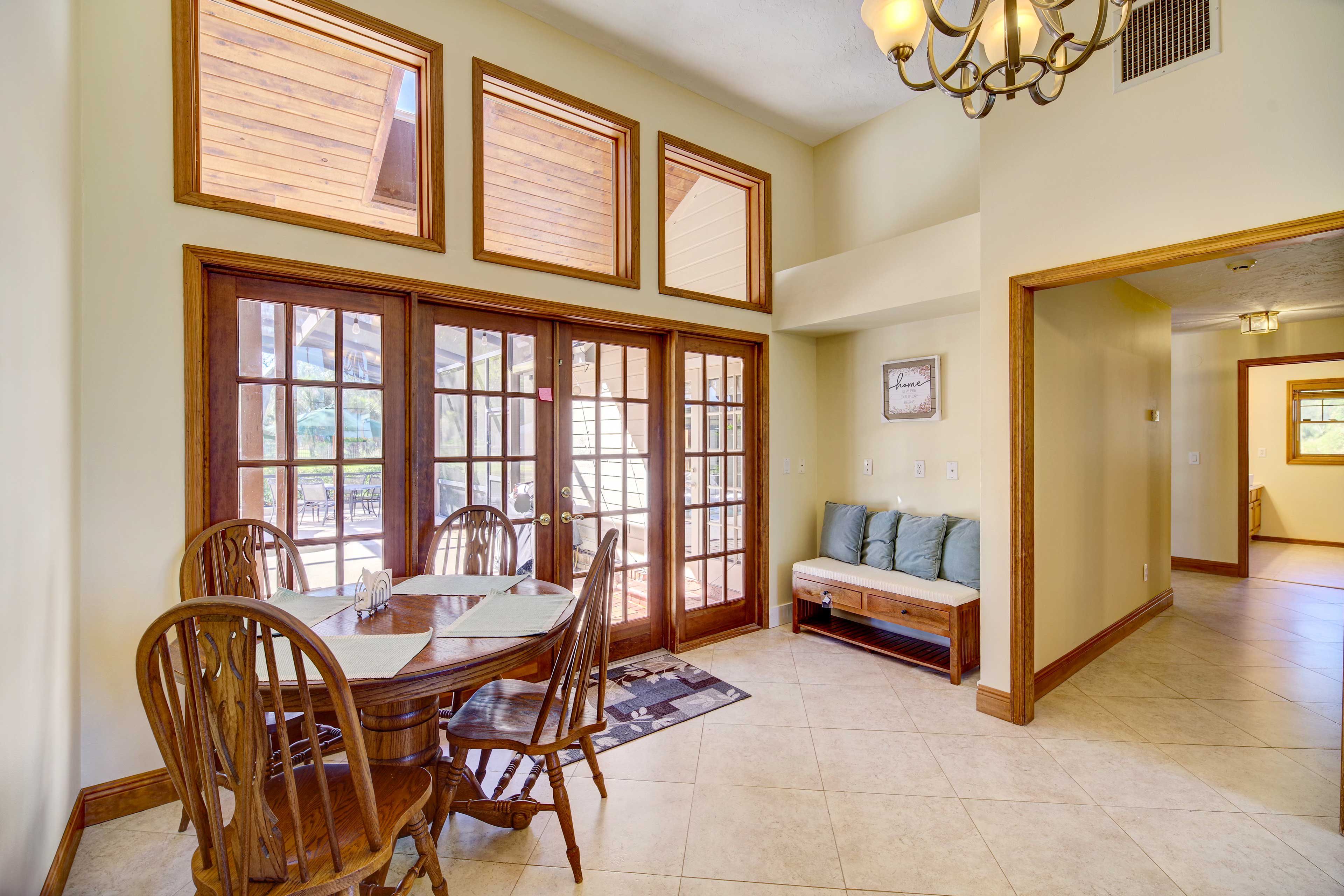 Dining Area | Kettle | Toaster | High Chair | Ice Maker | Paper Towels