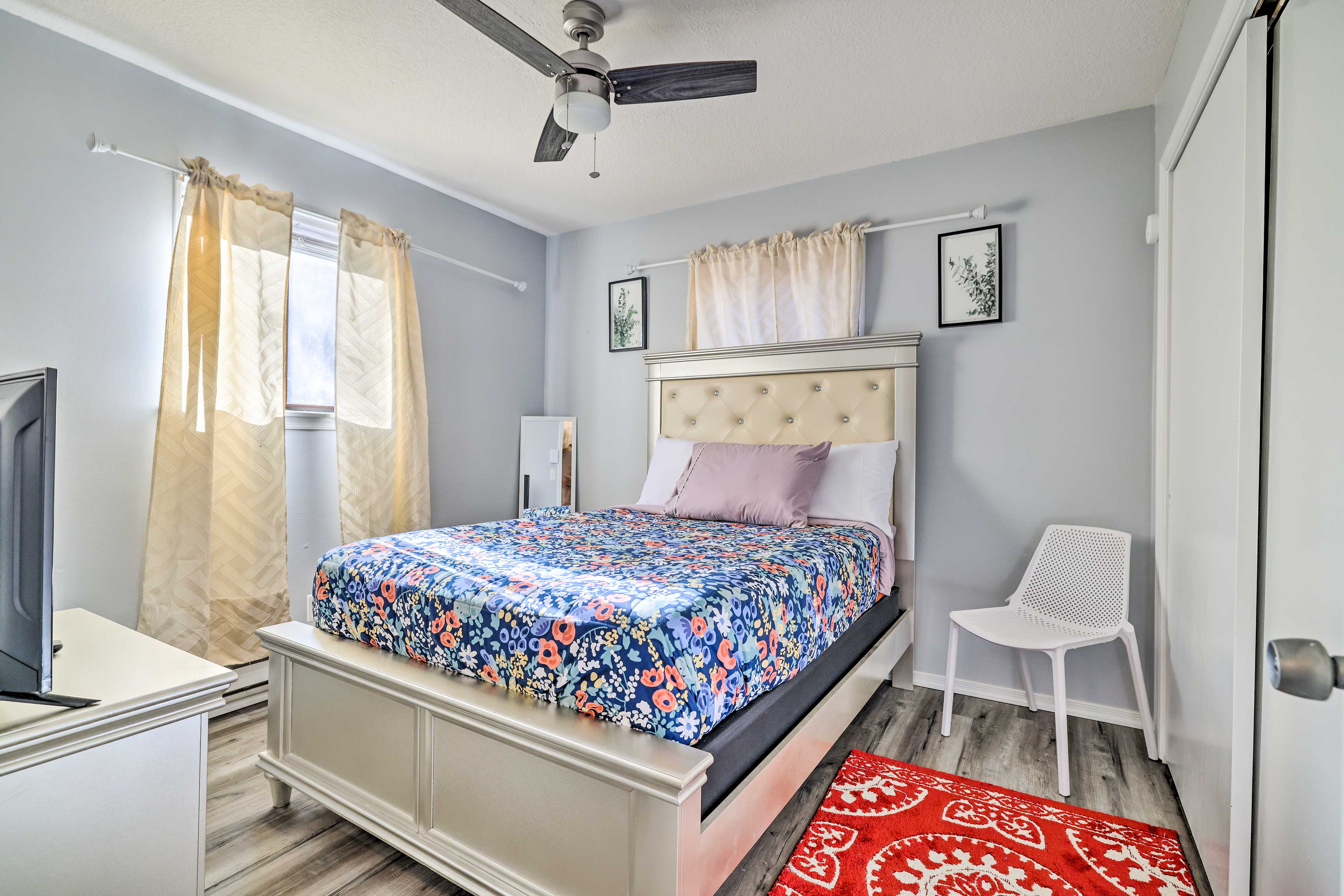 Bedroom 1 | Full Bed | 1st Floor | Linens Provided | Hangers