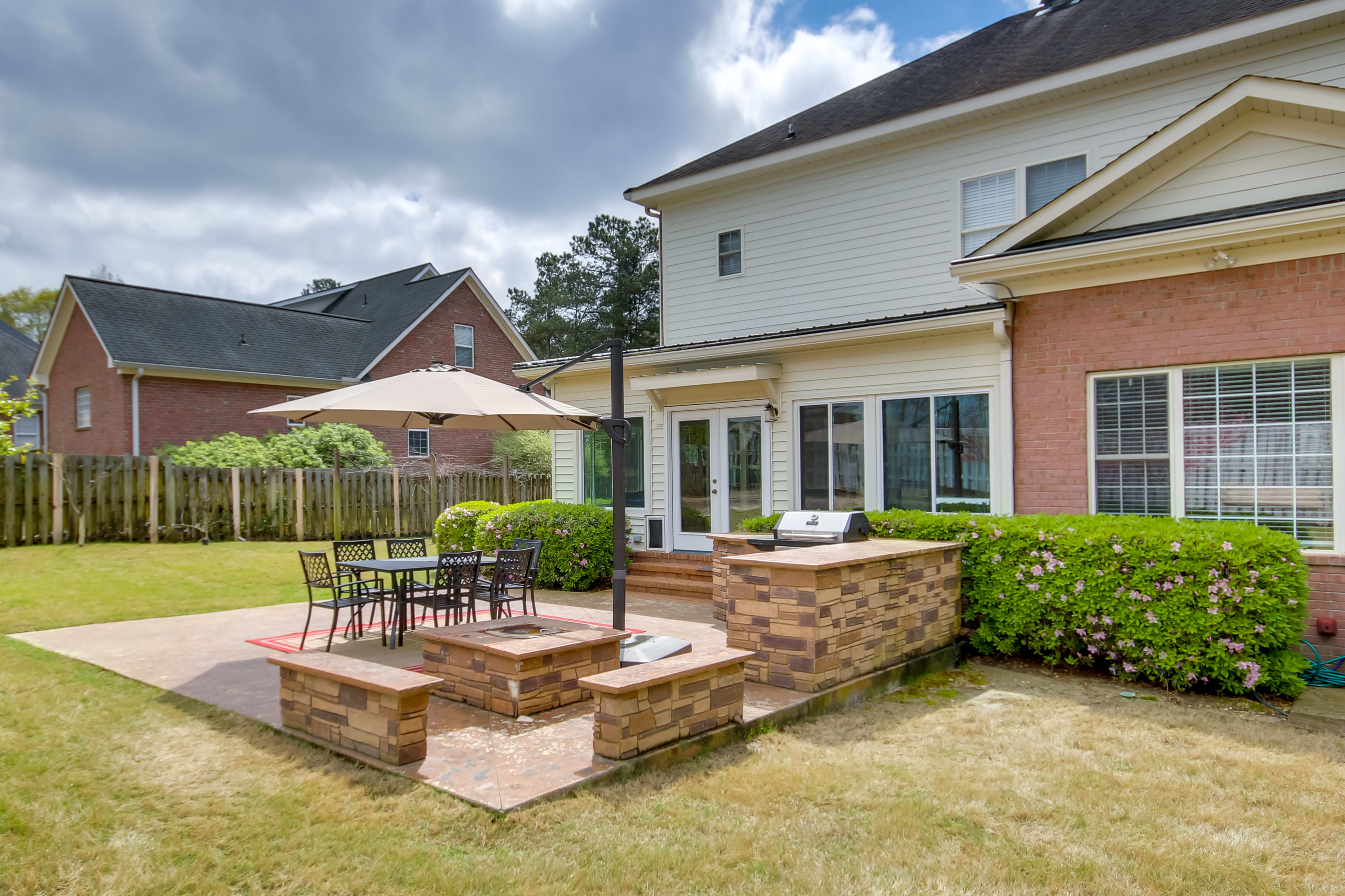 Private Patio | Fenced Backyard | Grill | Trampoline