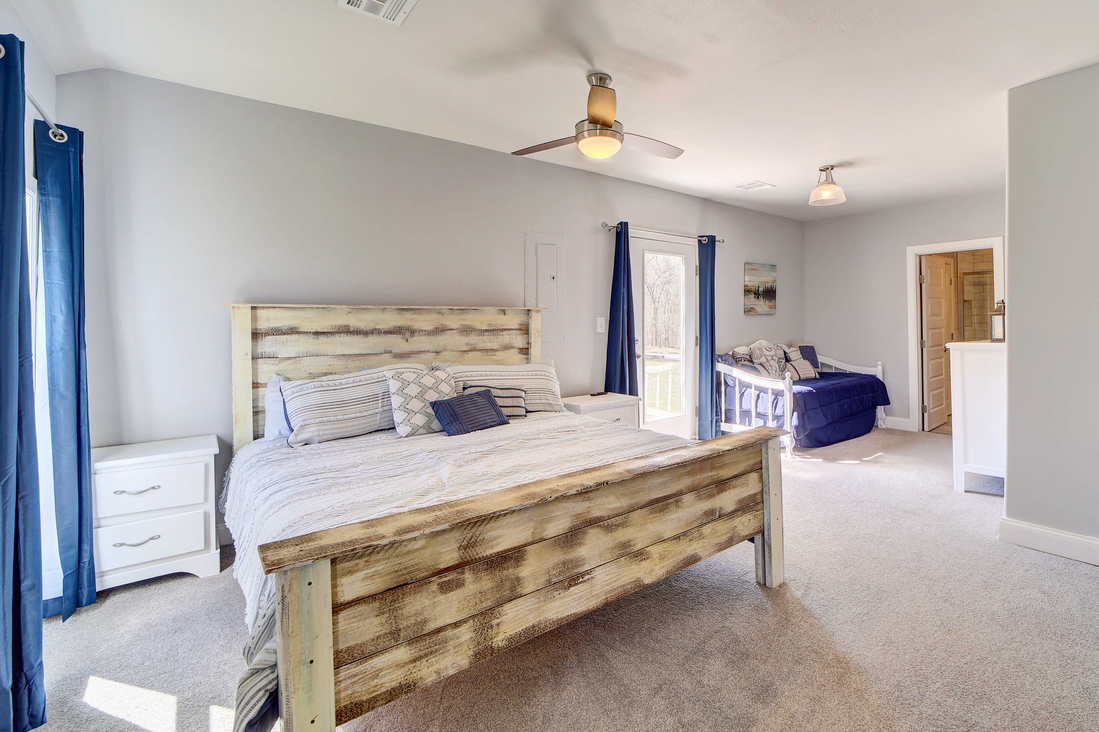 Bedroom 1 | King Bed | Twin Daybed | Smart TV | En-Suite Bathroom