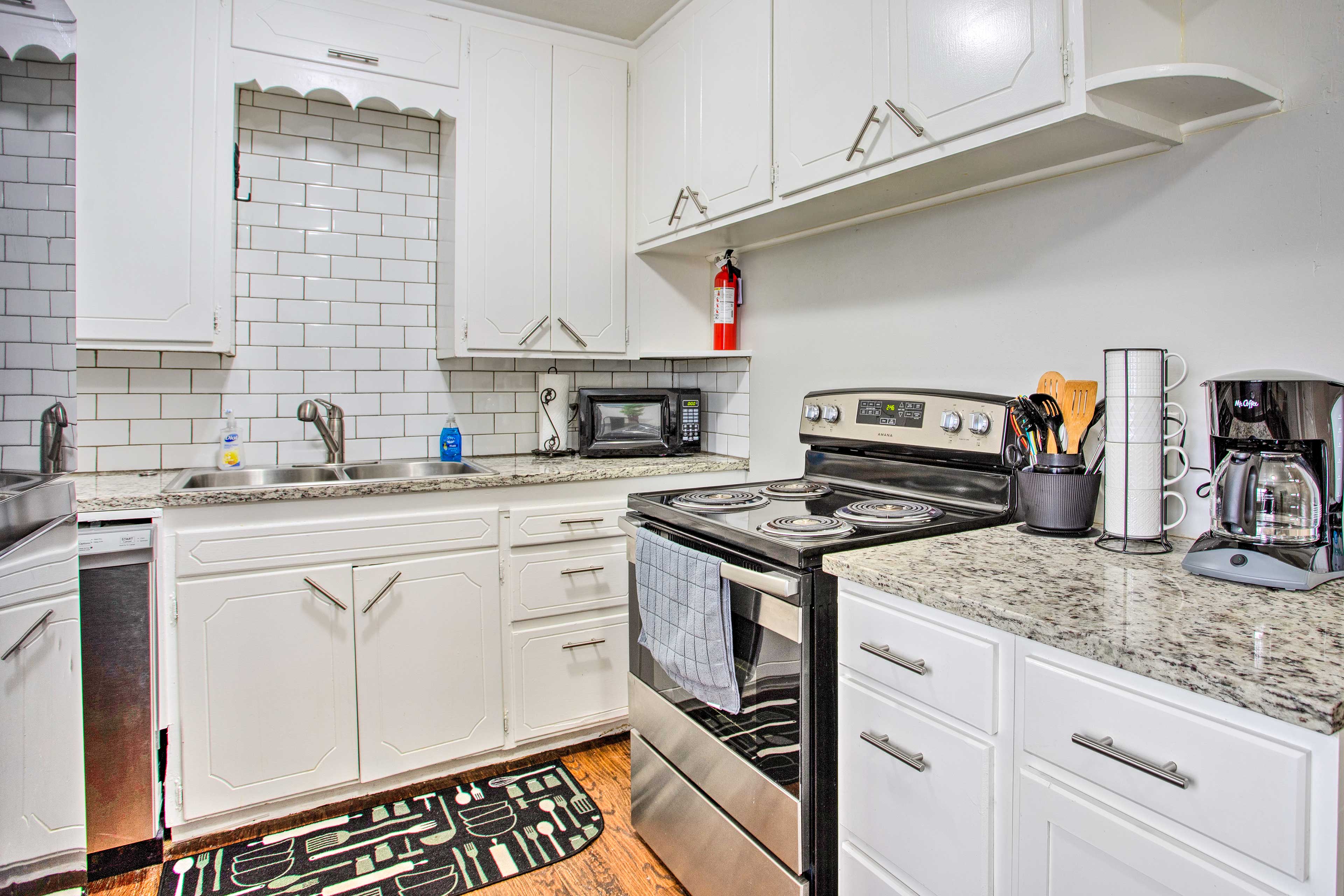 Kitchen | Central Air Conditioning/Heat | Pets Welcome | Free WiFi