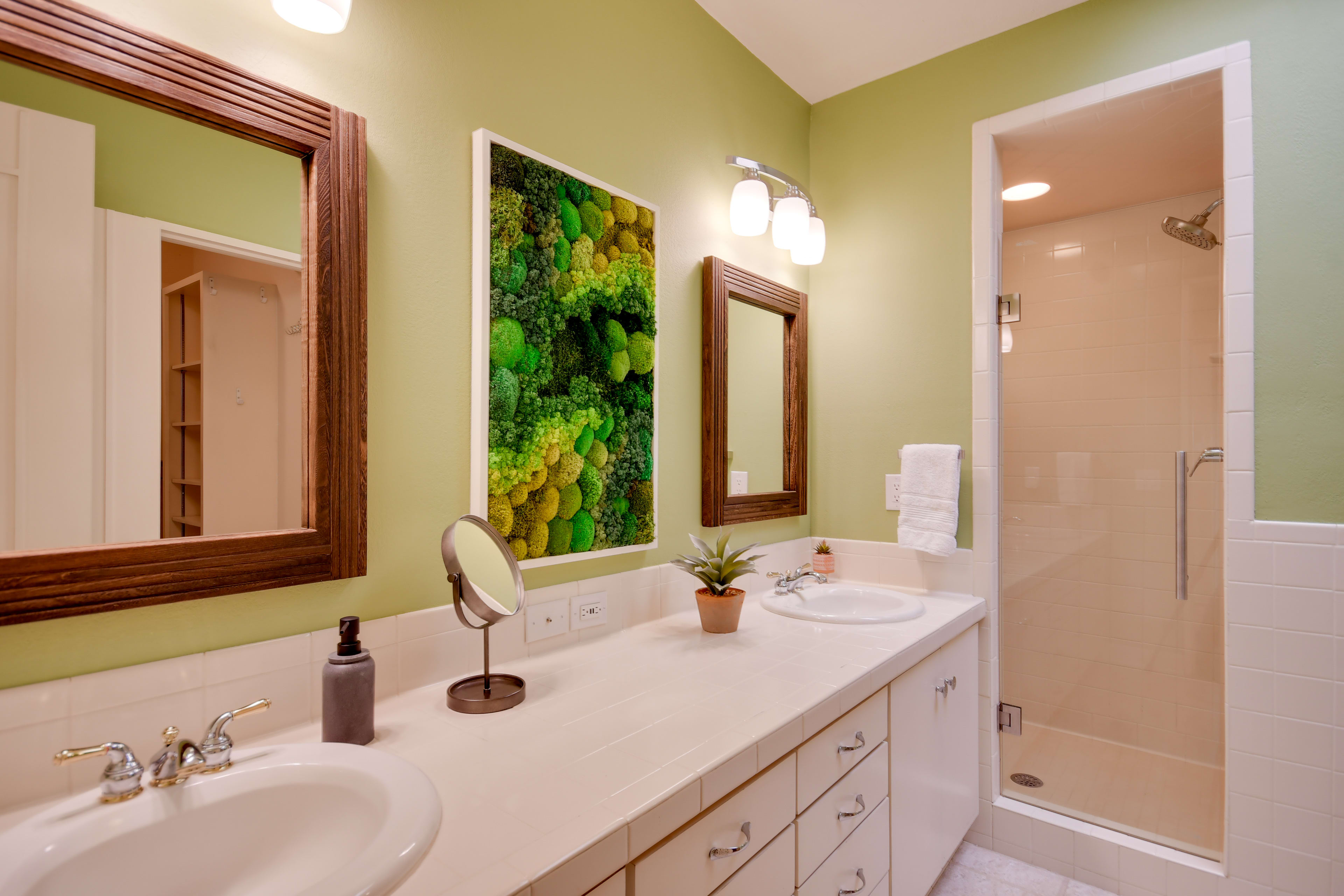 En-Suite Bathroom | Complimentary Toiletries | Jetted Tub