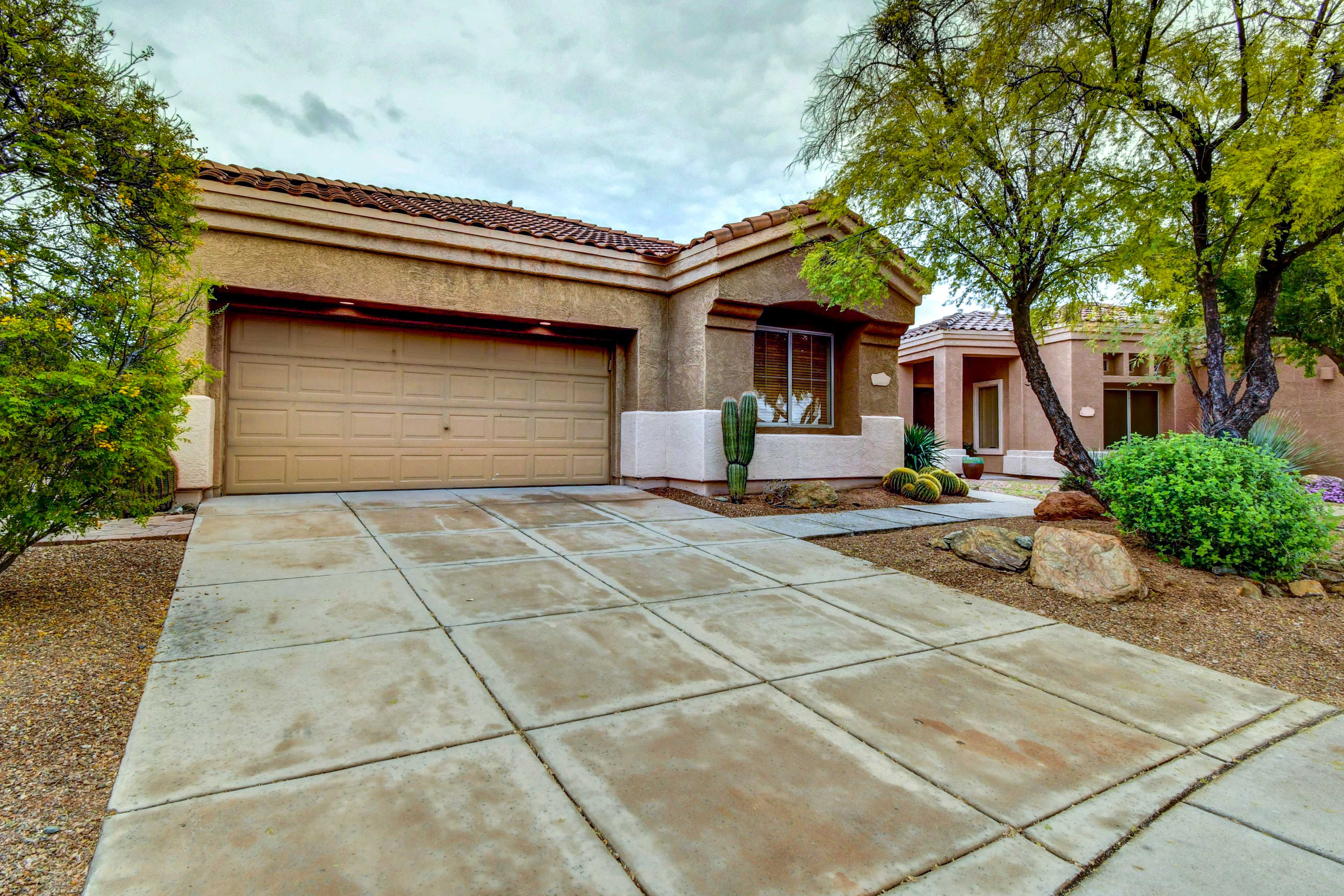 Parking | Driveway (2 Vehicles) | Garage (2 Vehicles)