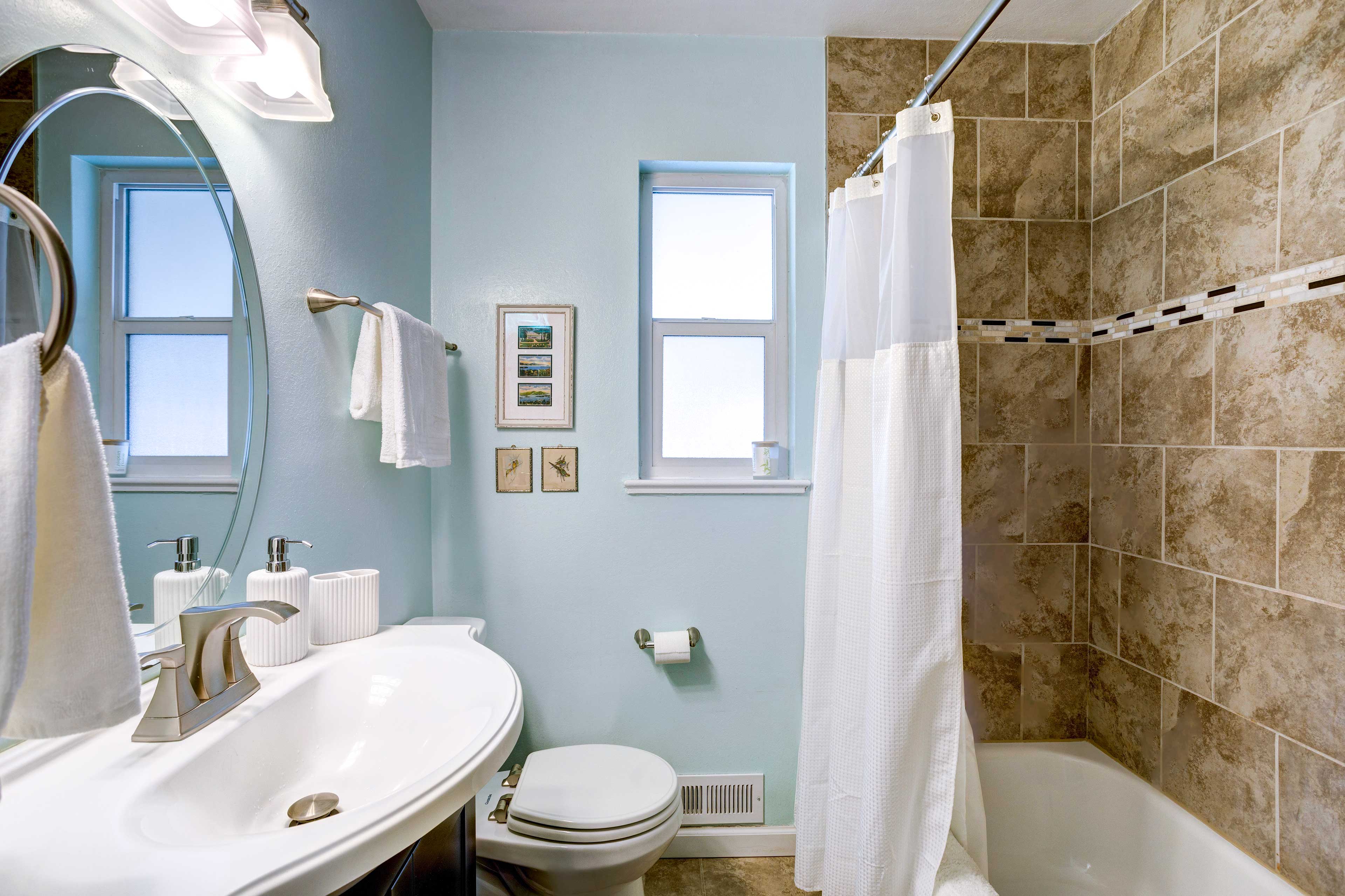 Full Bathroom | Towels Provided | Complimentary Toiletries