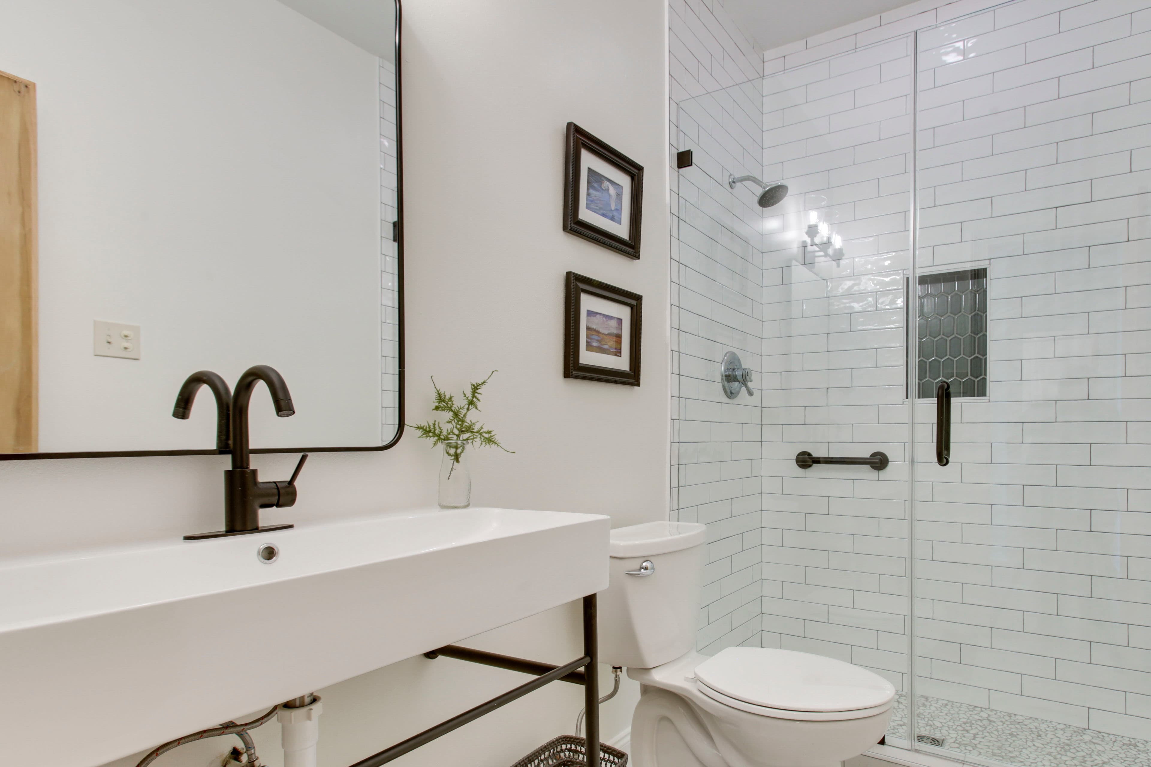 Full Bathroom | Walk-In Shower | Towels Provided