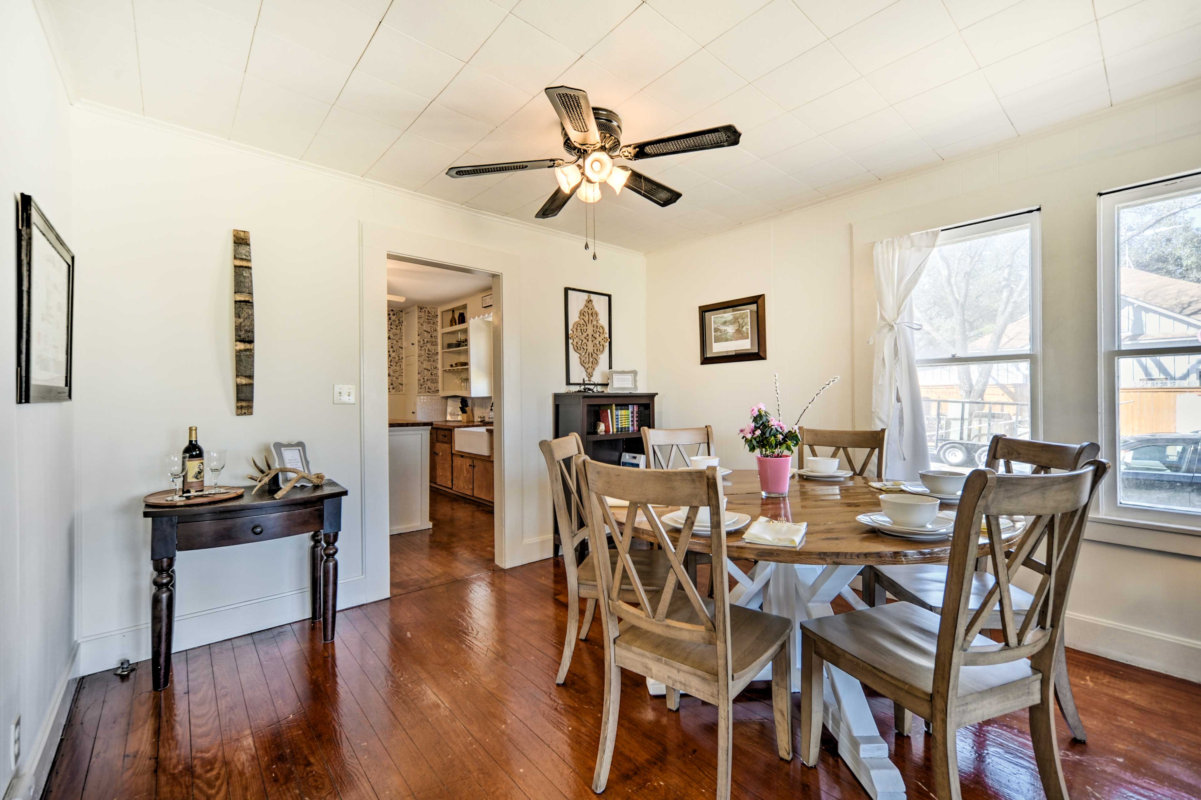 Dining Area | Central A/C & Heating