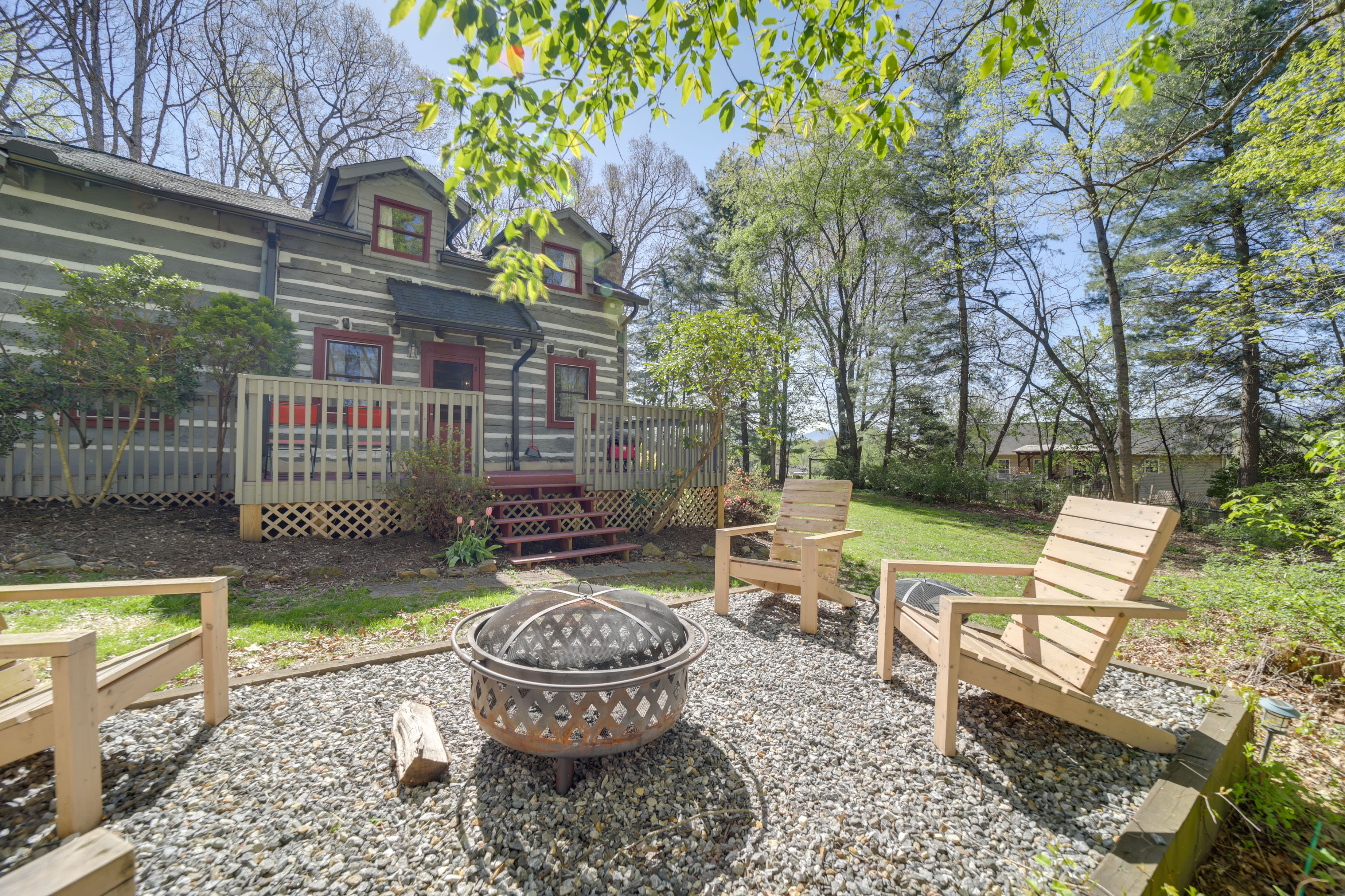 Backyard | Fire Pit | Outdoor Seating Areas