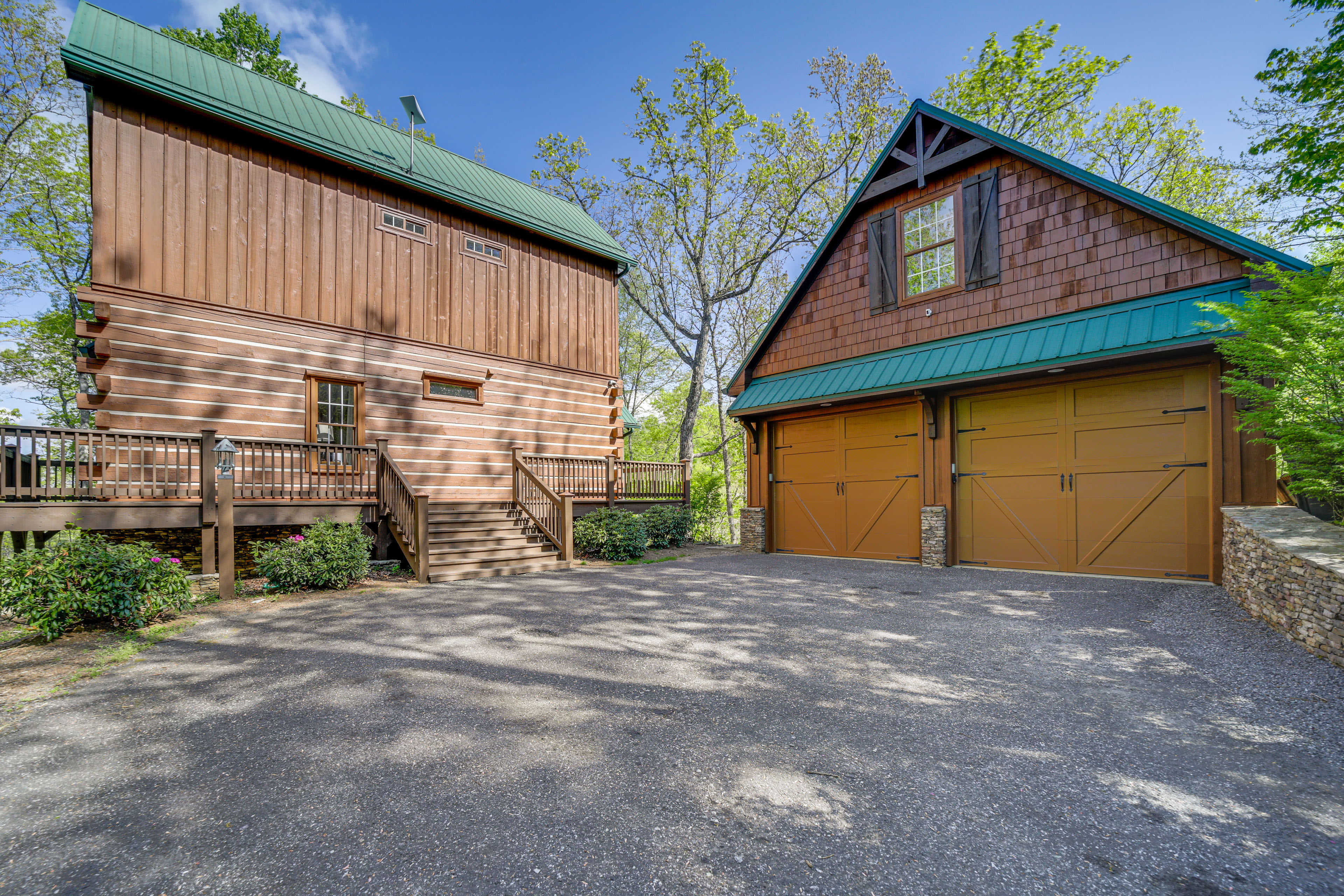 Parking | Driveway (4 Vehicles) | No Garage Access