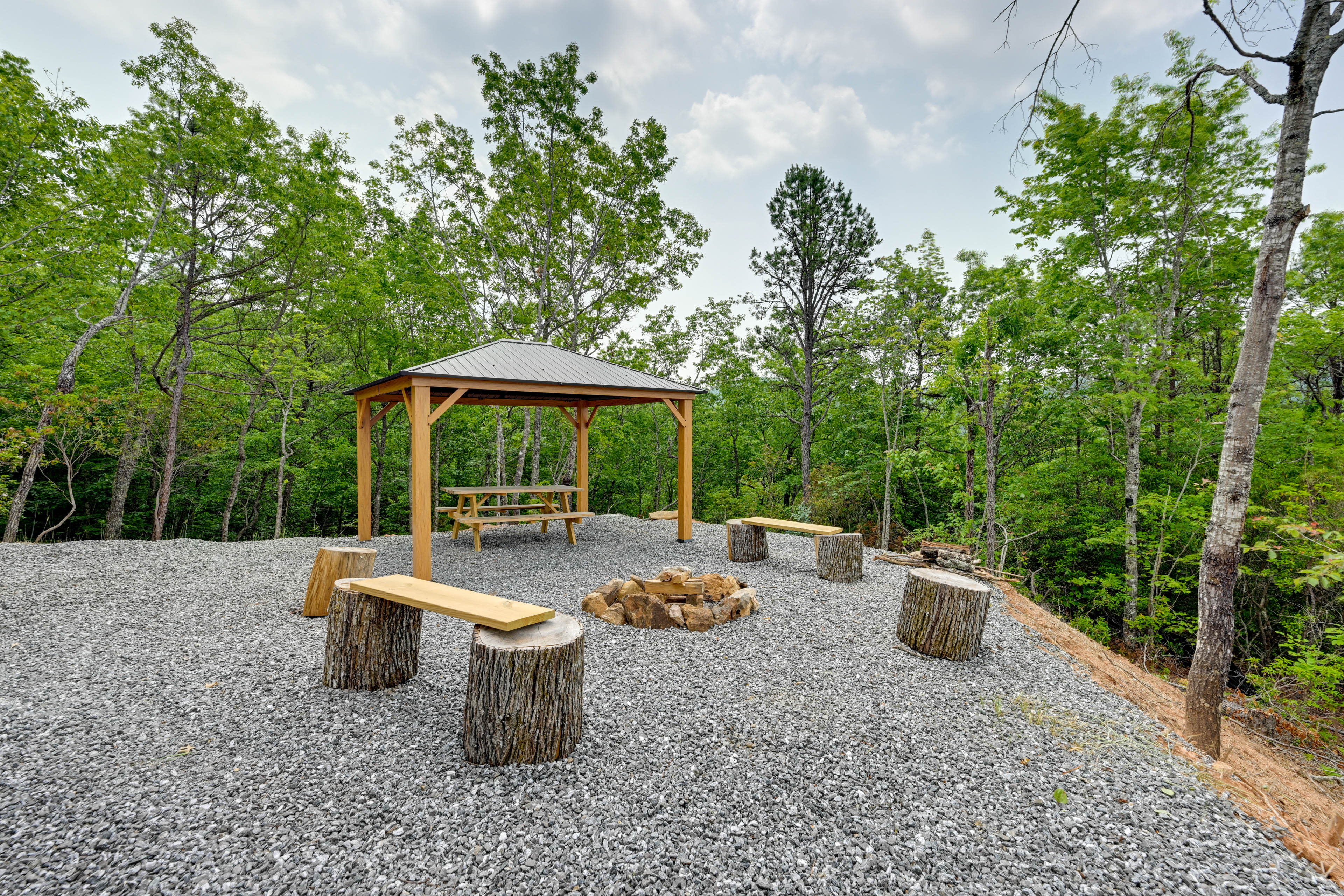 Private Yard | Fire Pit | Picnic Table