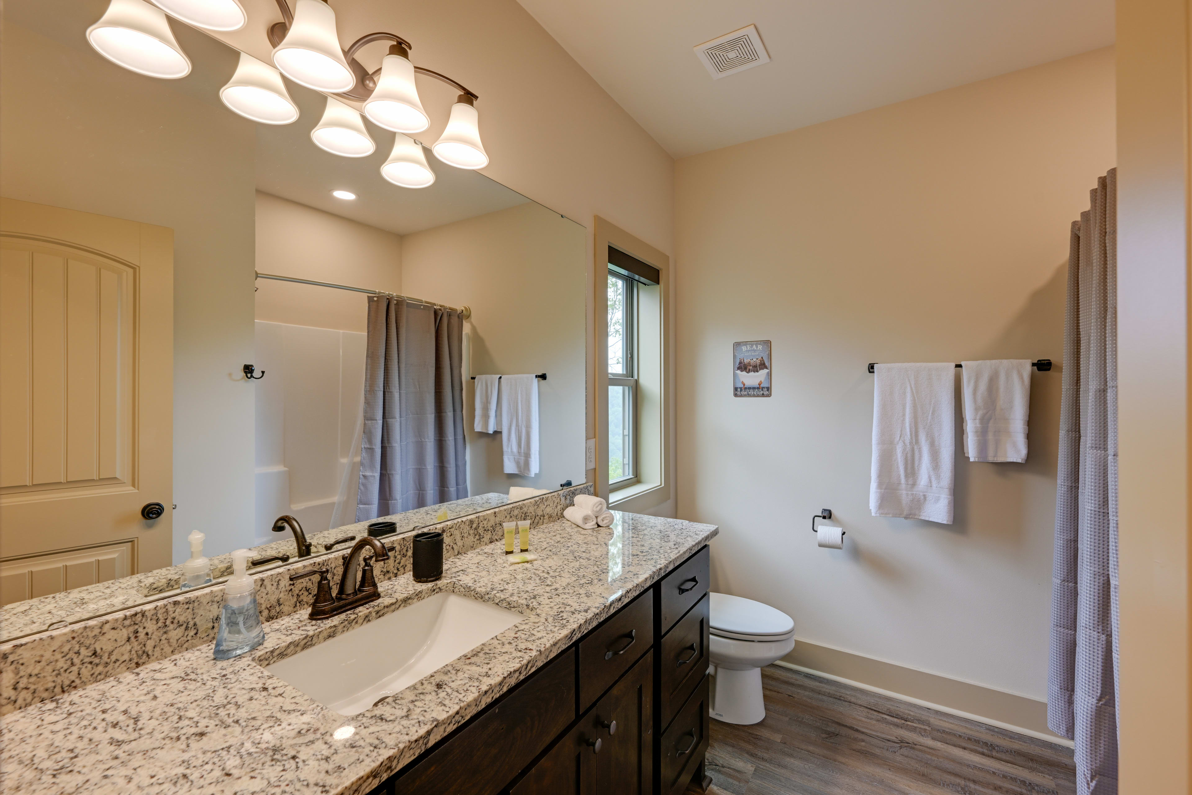 Full Bathroom | Towels Provided | Complimentary Toiletries