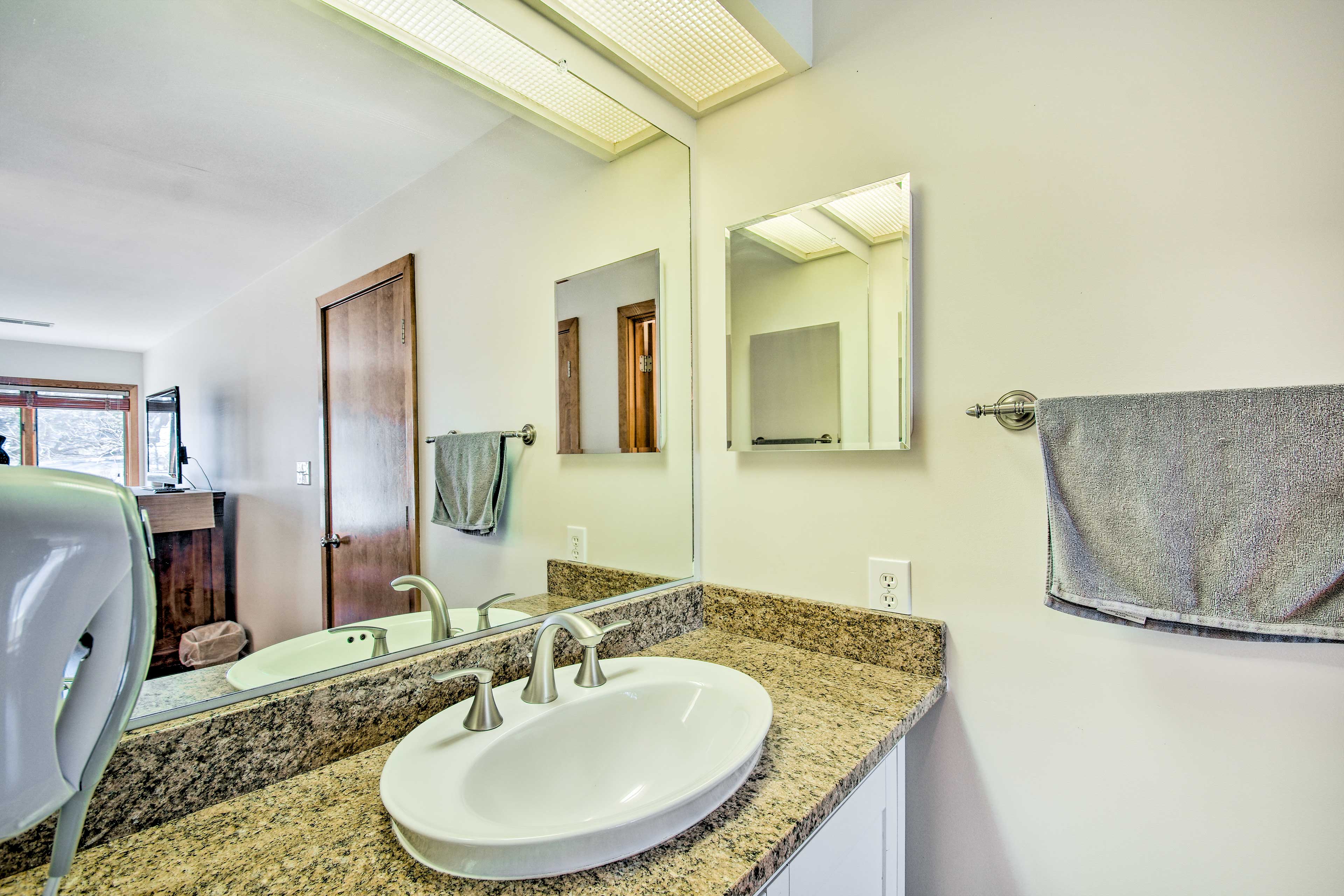 Full Bathroom | Complimentary Toiletries