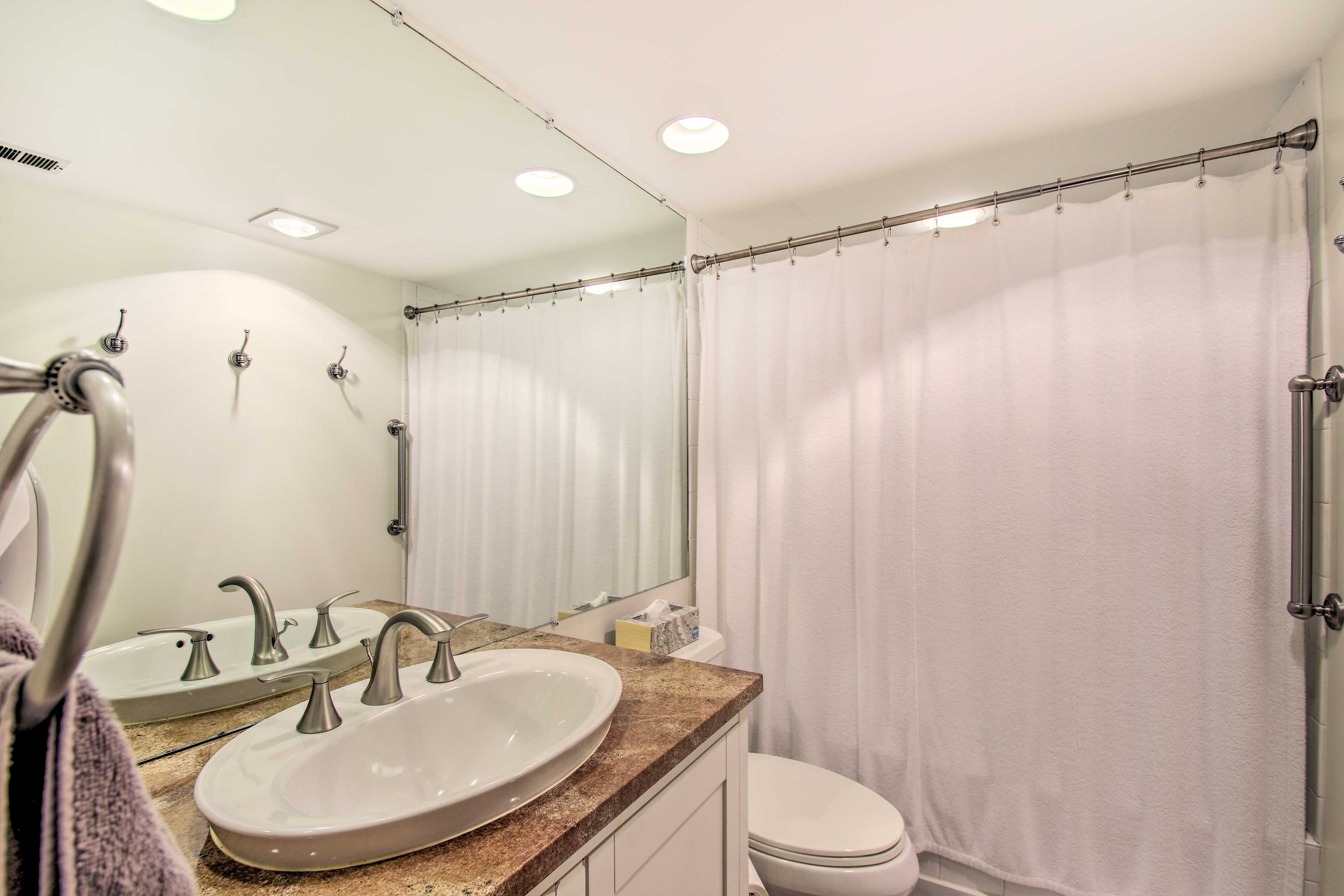 Full Bathroom | Towels Provided | Jetted Tub