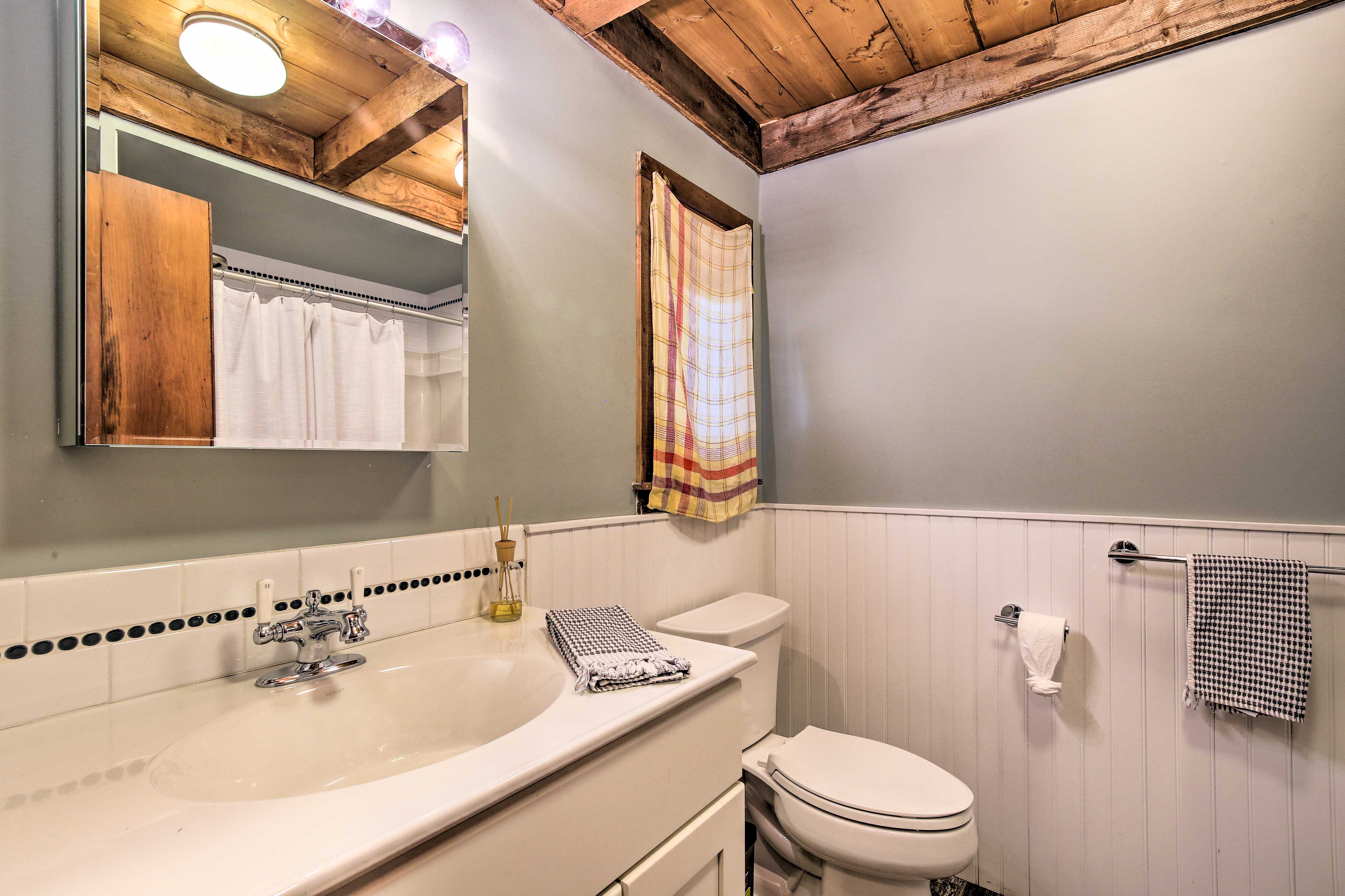 Full Bathroom | Complimentary Toiletries | Shampoo Provided