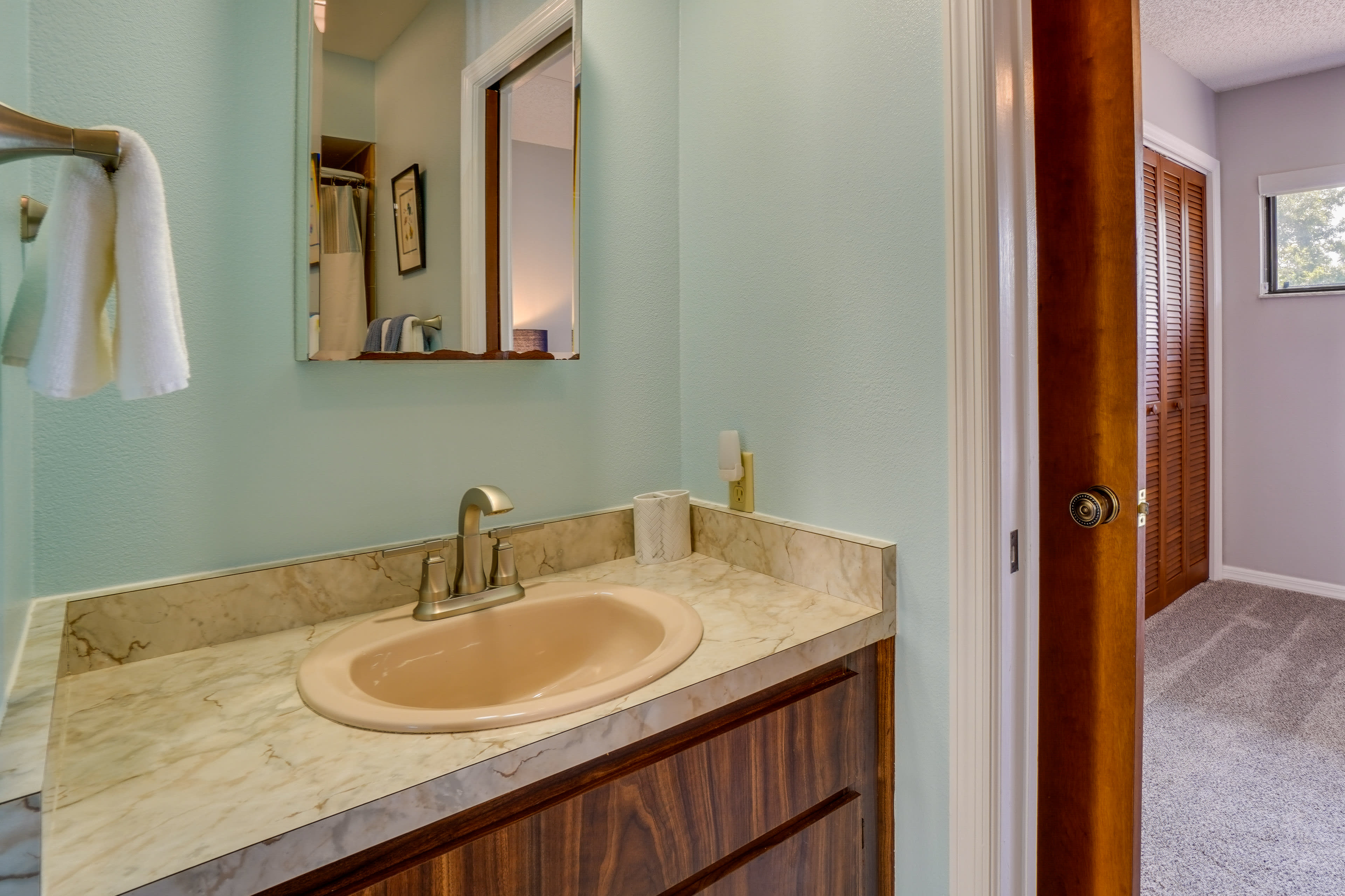 Full Bathroom | Complimentary Toiletries | 2nd Floor