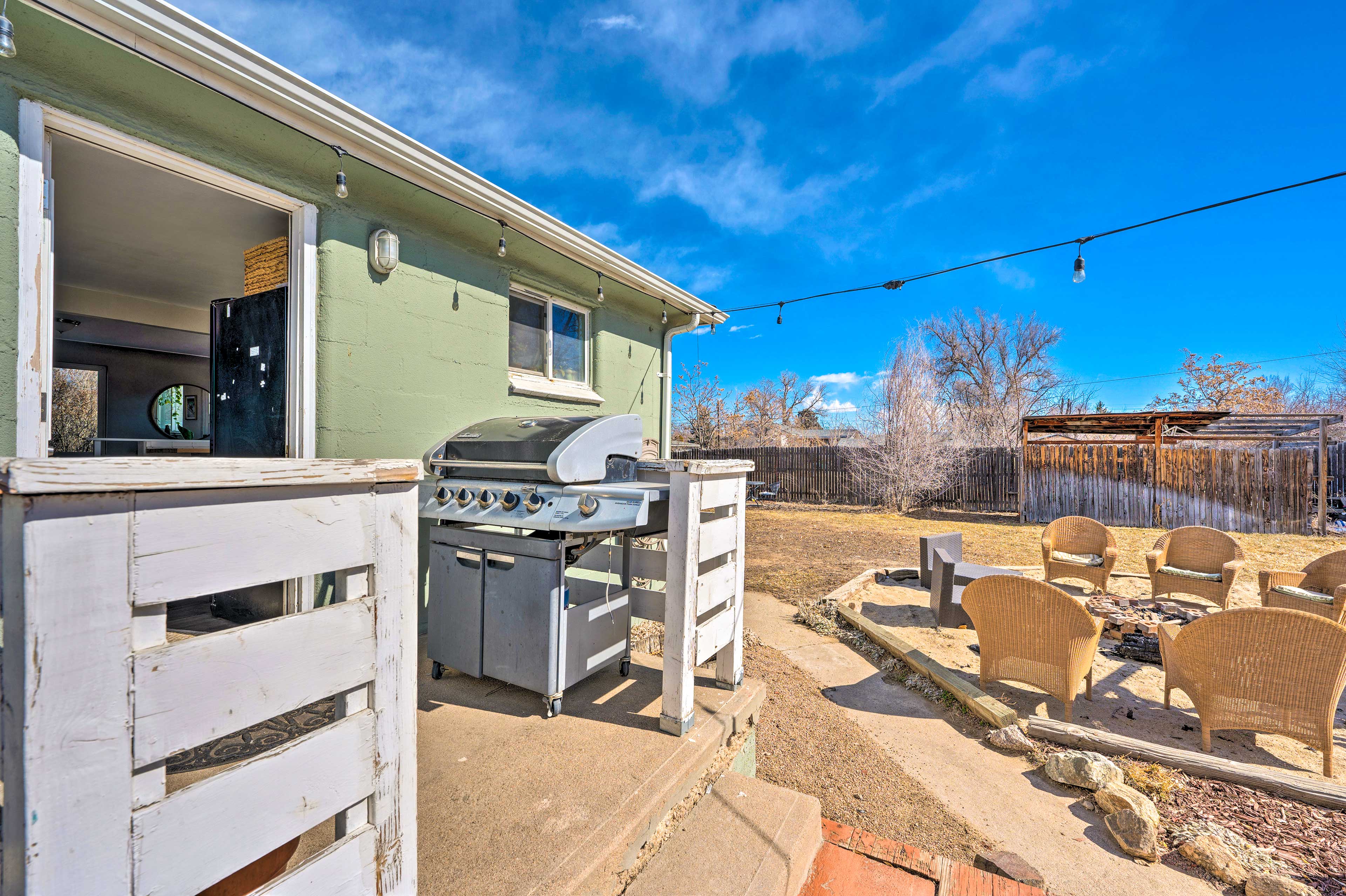 Private Yard | Fire Pit | Dining Table | Volleyball Court