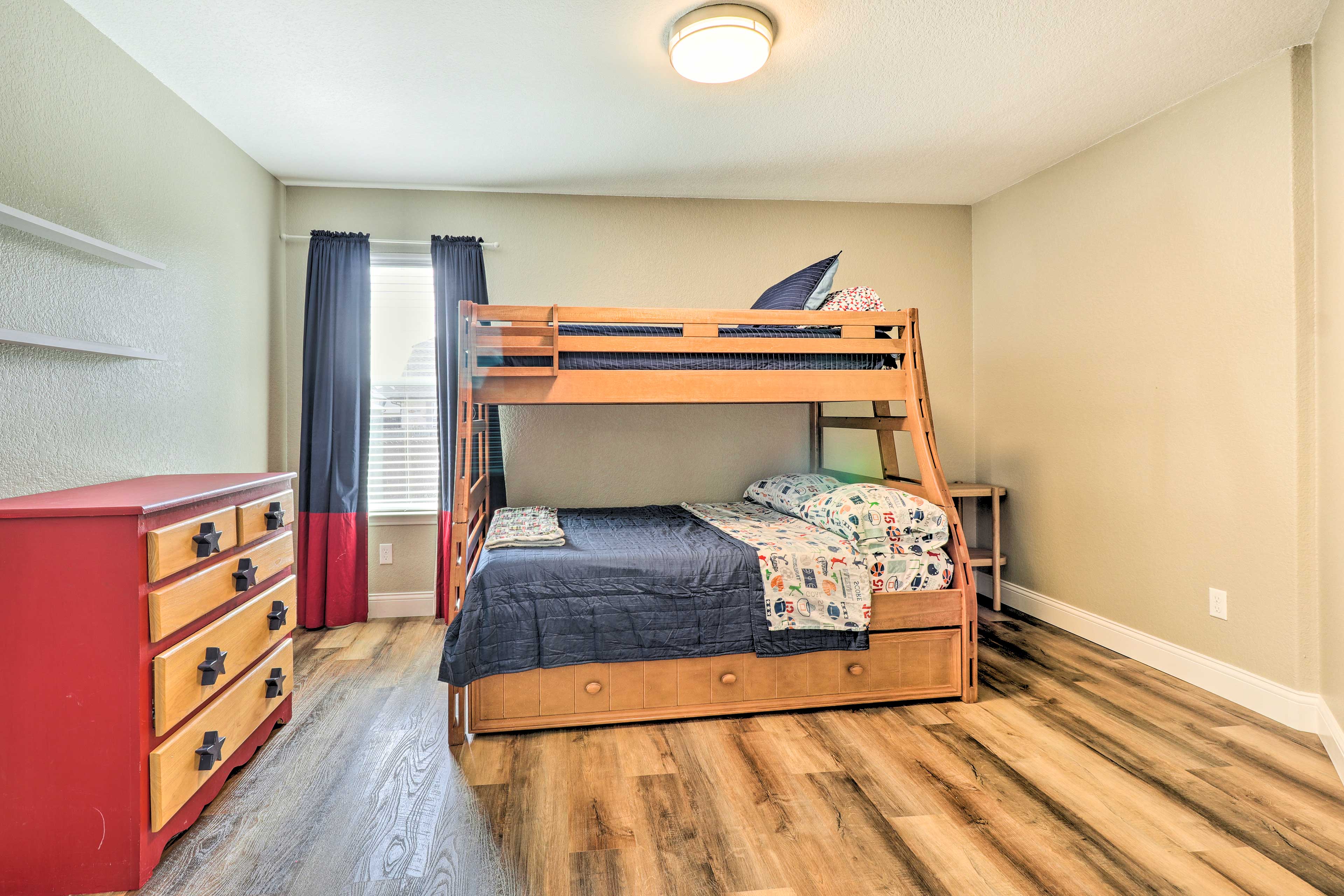 Bedroom 3 | Twin/Full Bunk Bed w/ Twin Trundle Bed