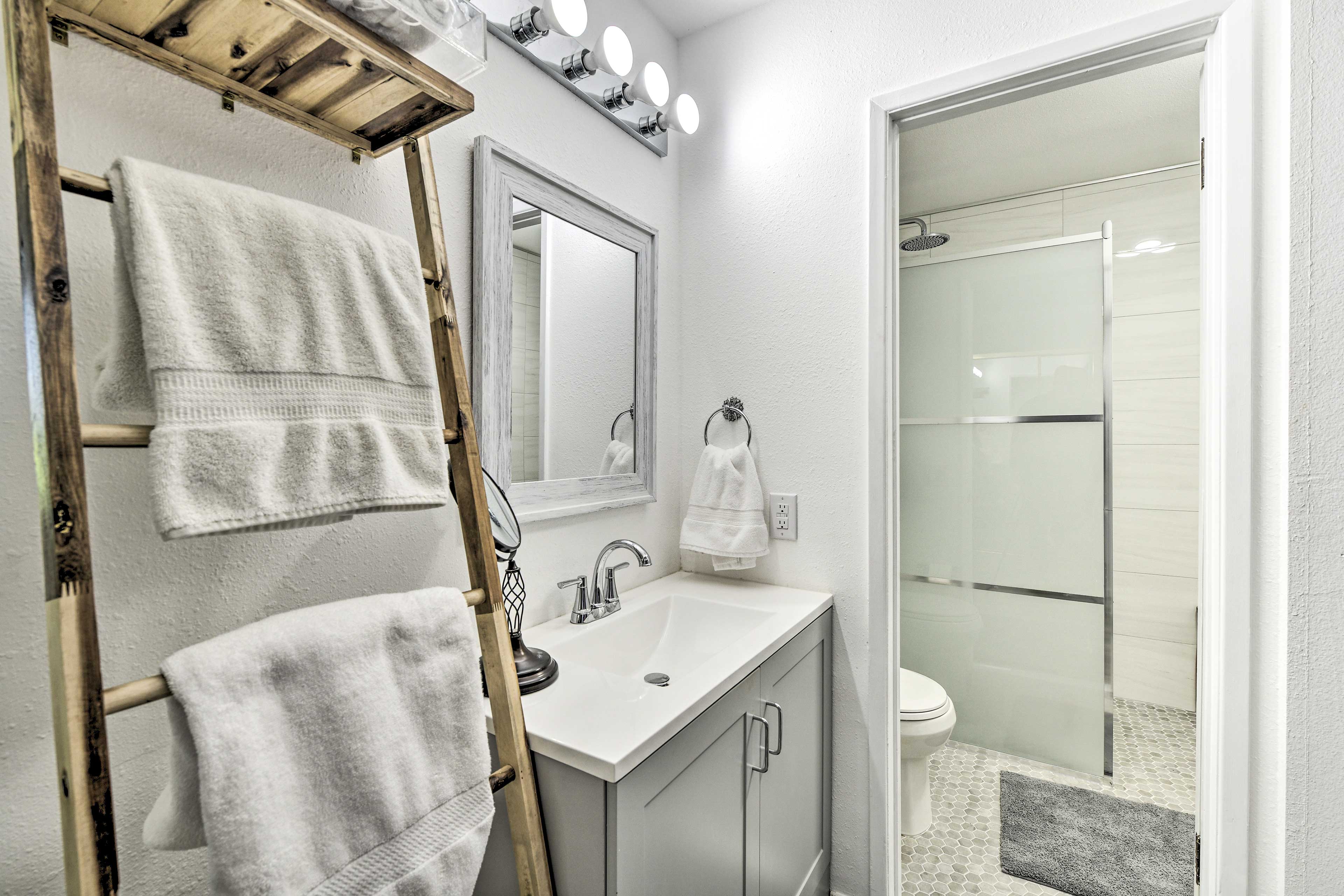 En-Suite Bathroom | Towels Provided | Complimentary Toiletries