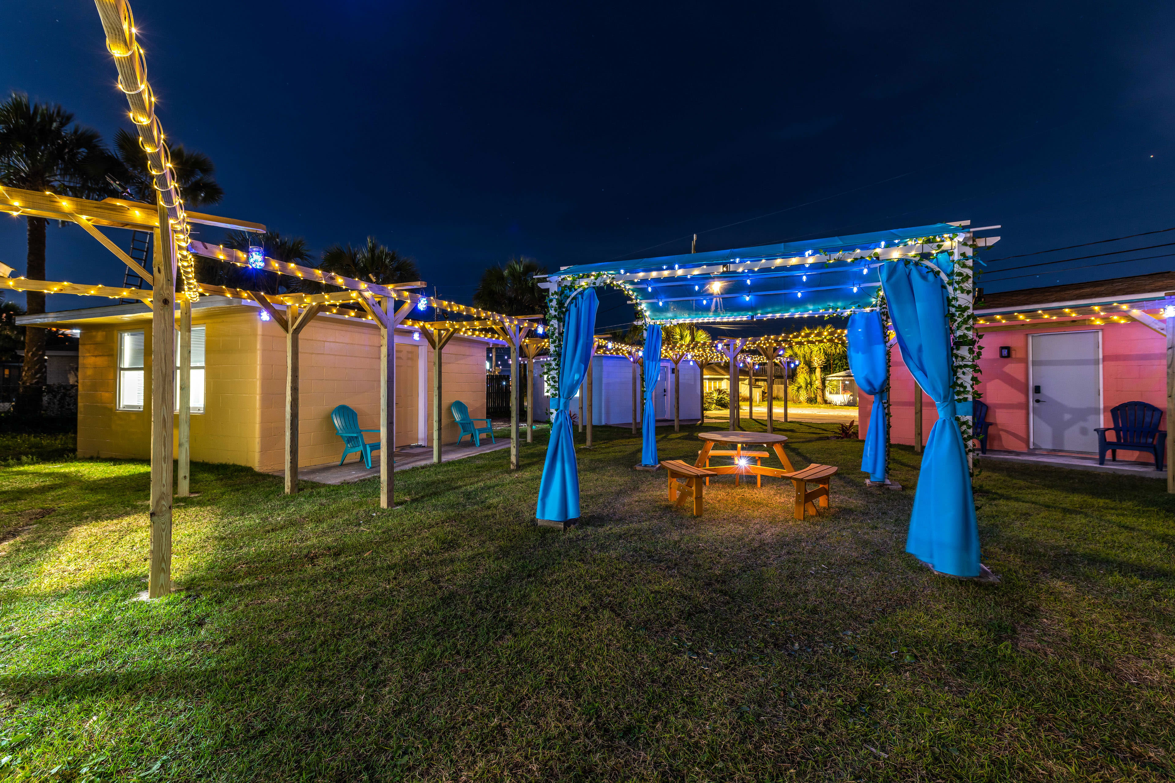 Shared Yard | Picnic Table