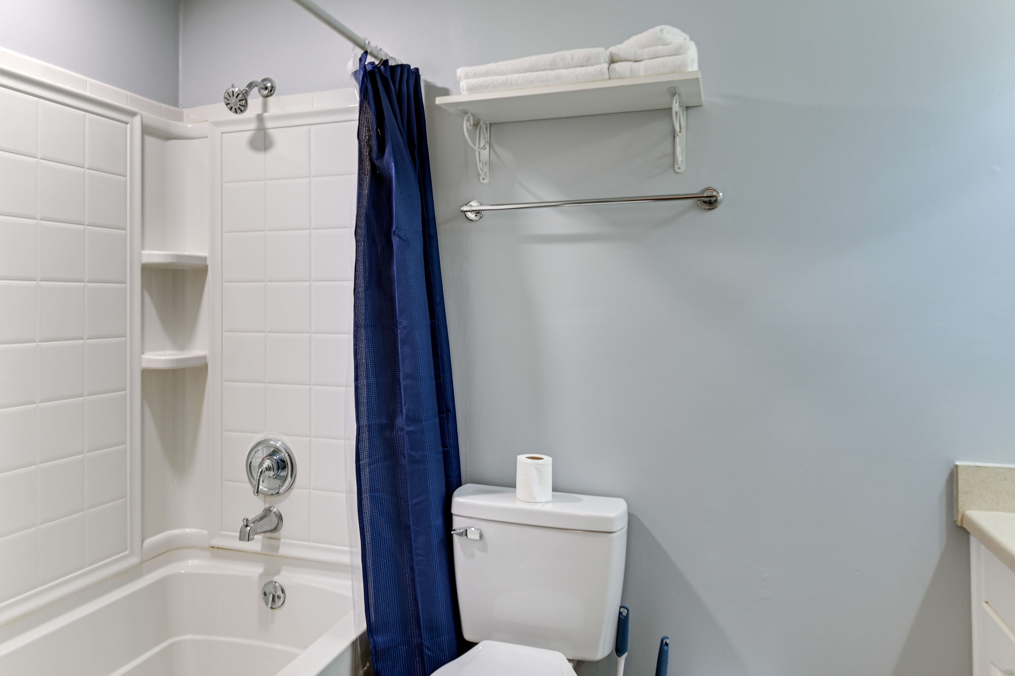 Full Bathroom | 2nd Floor | Complimentary Toiletries | Hair Dryer