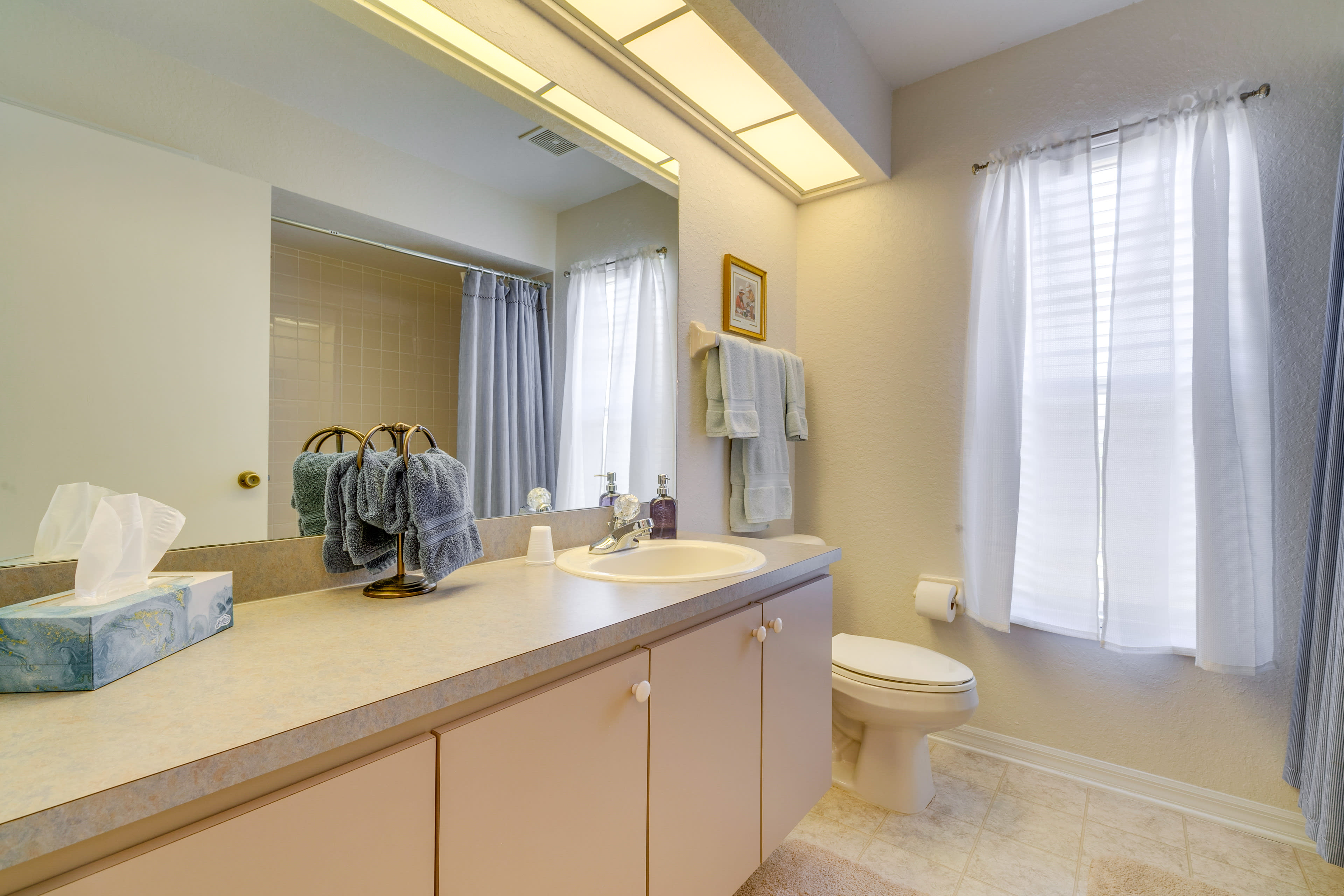 Full Bathroom | Complimentary Toiletries