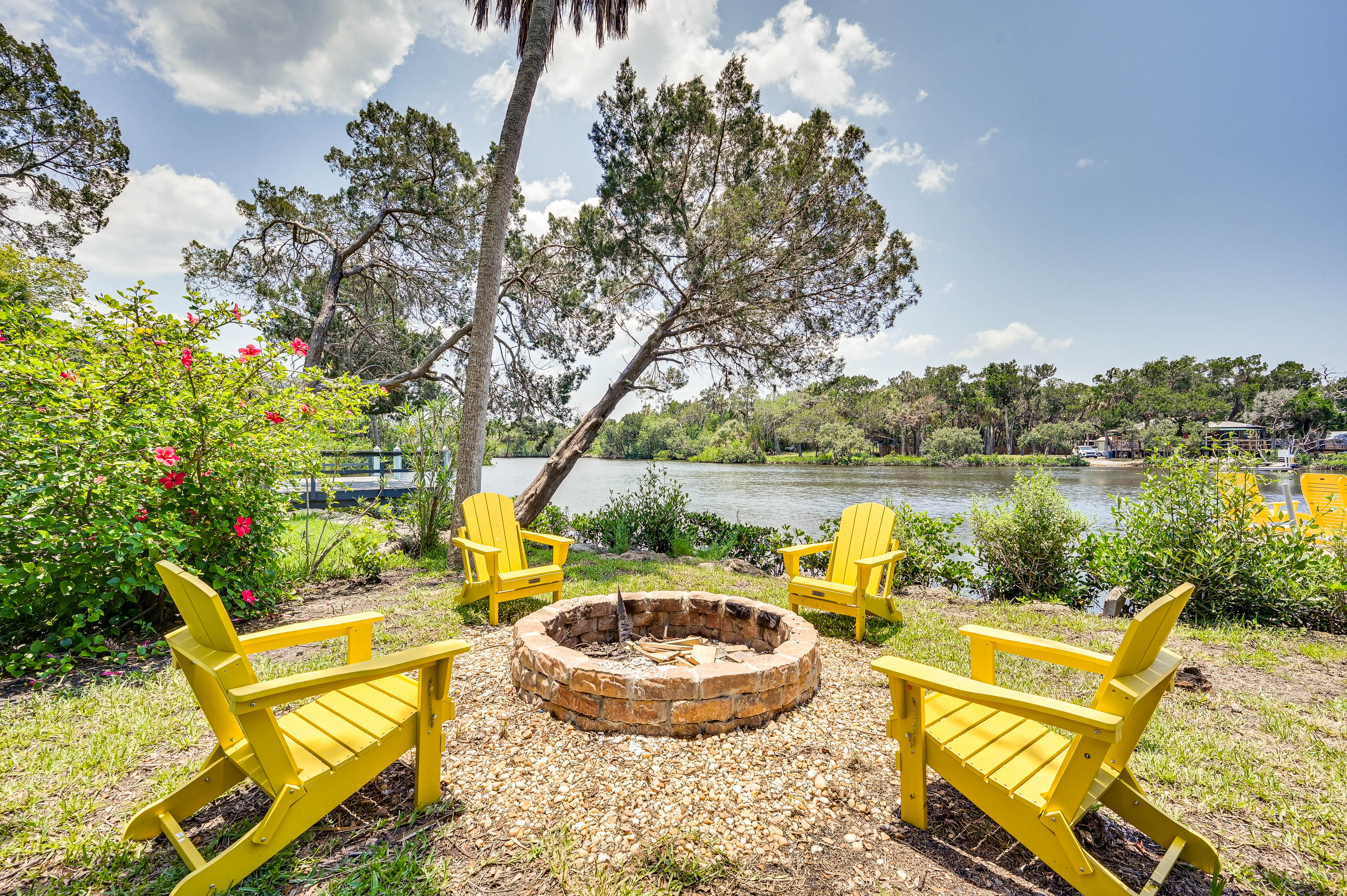 Crystal River Vacation Rental | 2BR | 2BA | 912 Sq Ft | Stairs Required