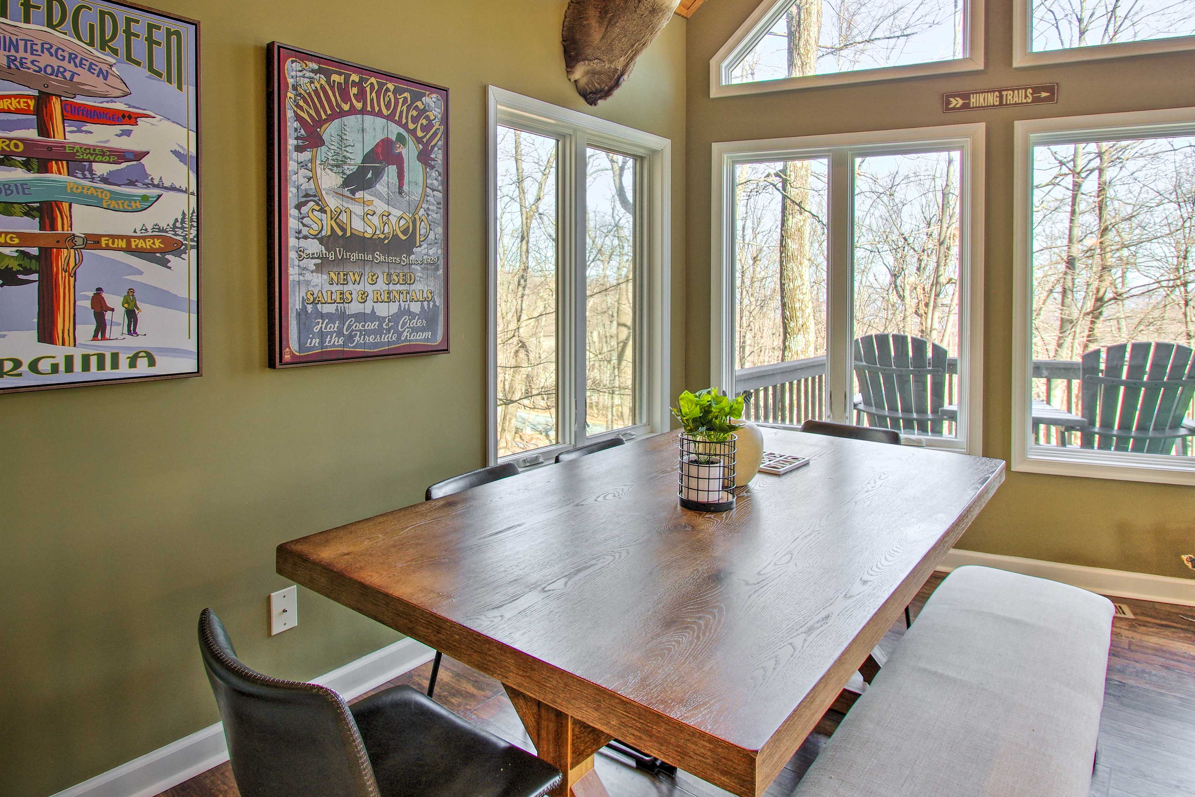 Dining Area | Dishware/Flatware Provided