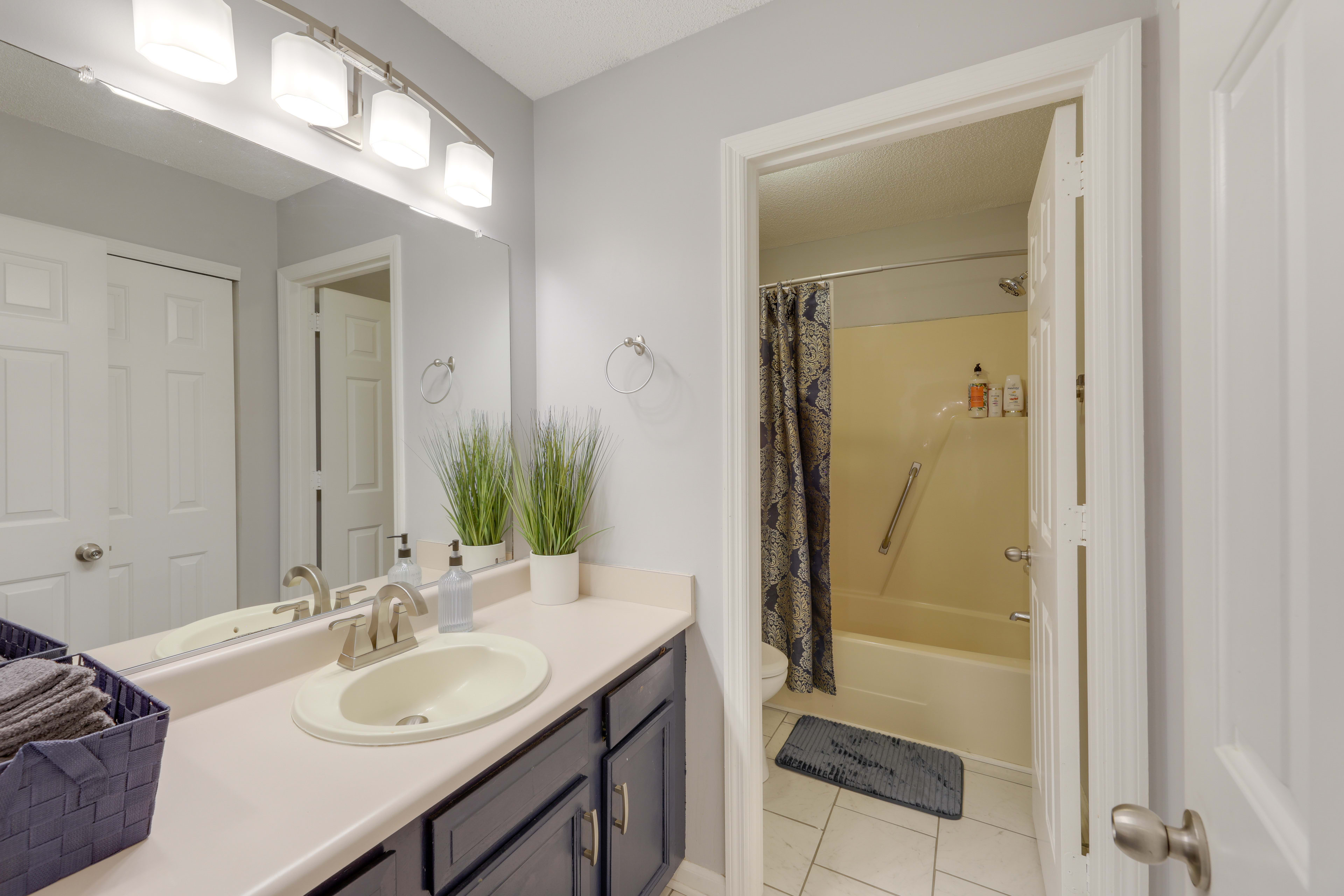 Full Bathroom | Complimentary Toiletries | 2nd Floor