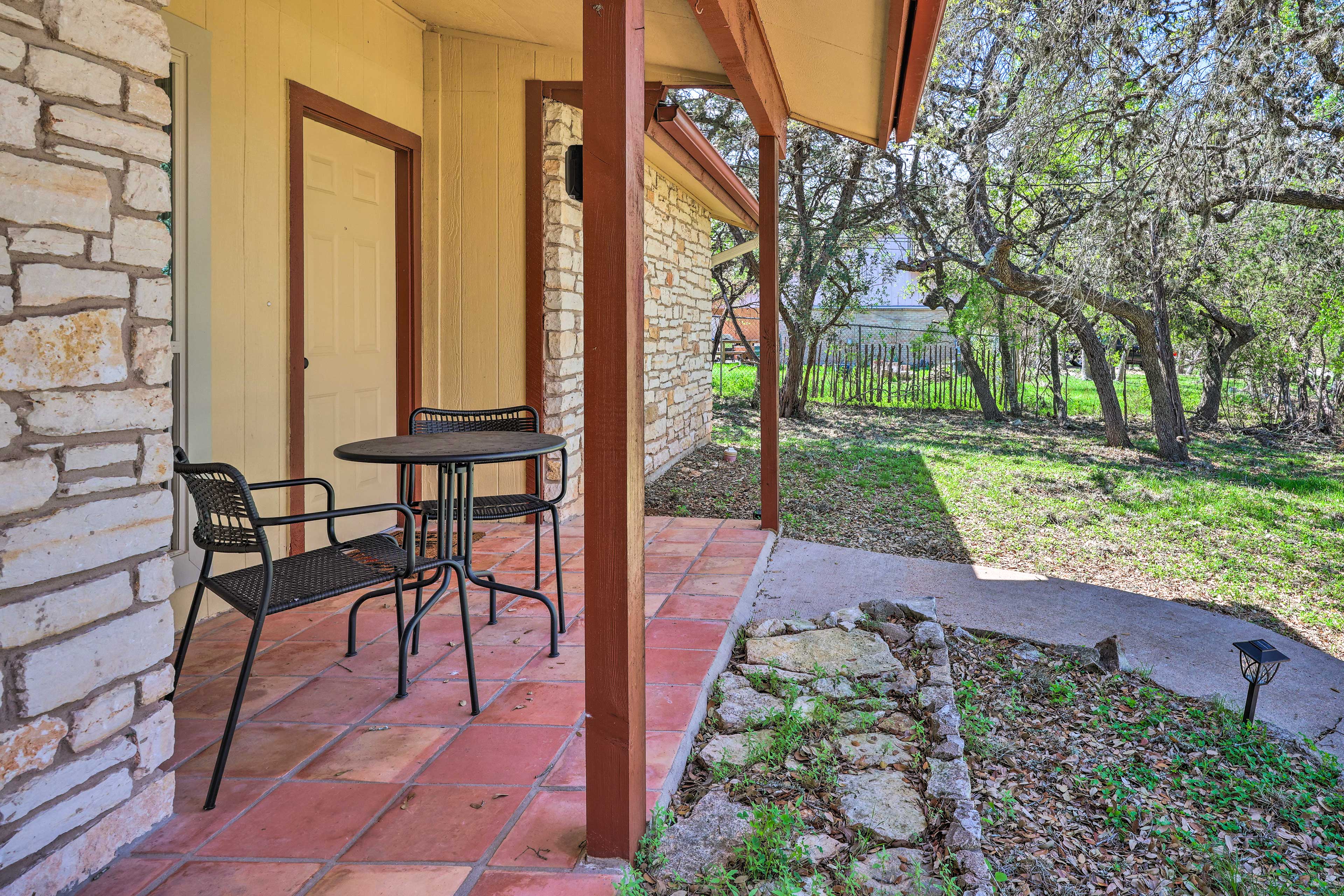 Front Porch | Outdoor Dining Area